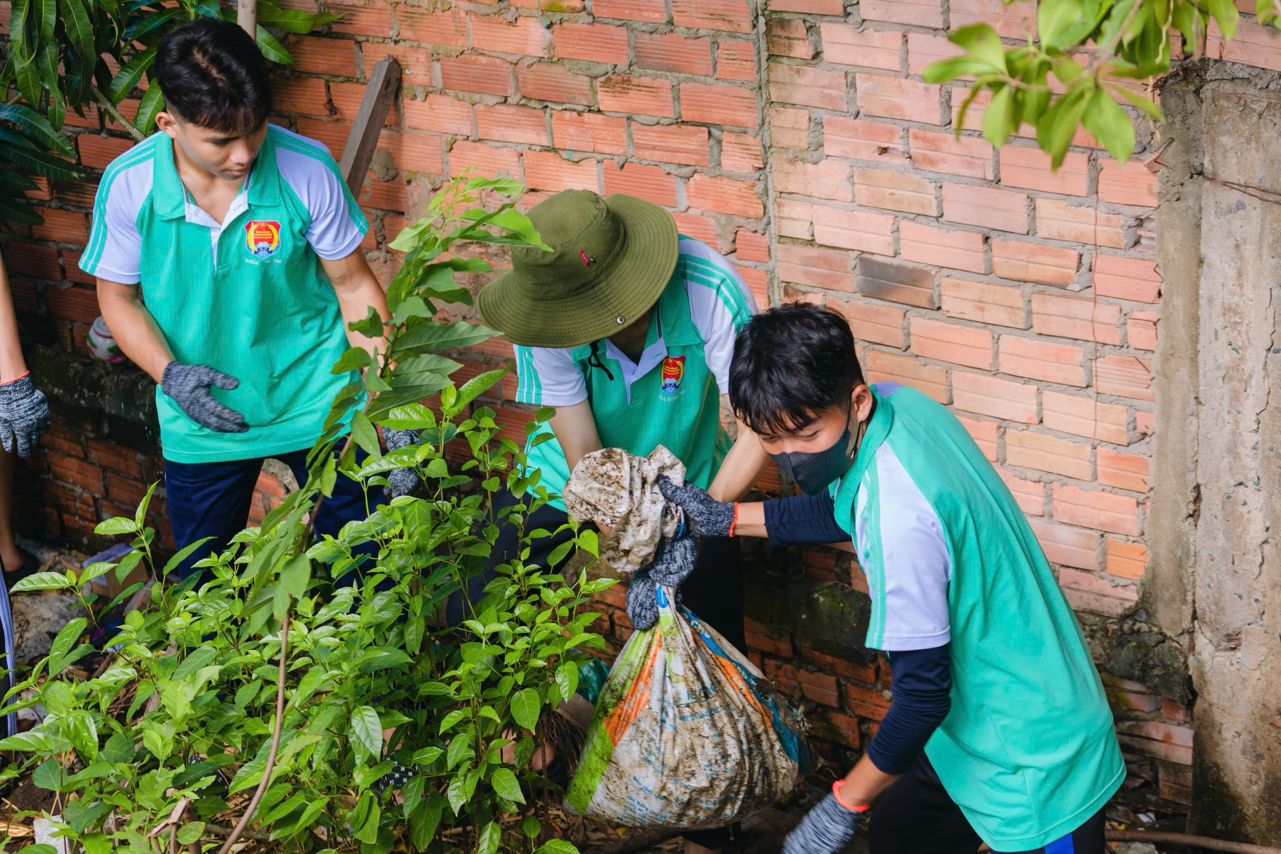 Người trẻ ng&acirc;m m&igrave;nh dọn hơn 12 tấn r&aacute;c dưới d&ograve;ng k&ecirc;nh đen  - Ảnh 2.