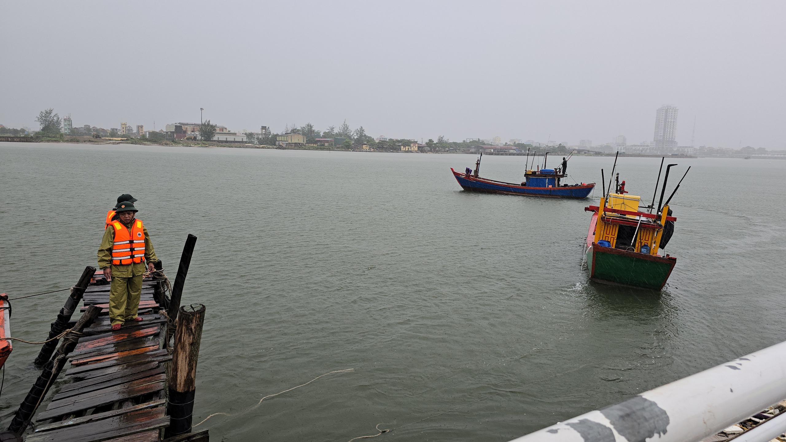 Bão số 5: Tàu rời âu thuyền trước bão, biên phòng Quảng Trị vận động quay lại- Ảnh 7. Bão số 5: Tàu rời âu thuyền trước bão, biên phòng Quảng Trị vận động quay lại- Ảnh 7.