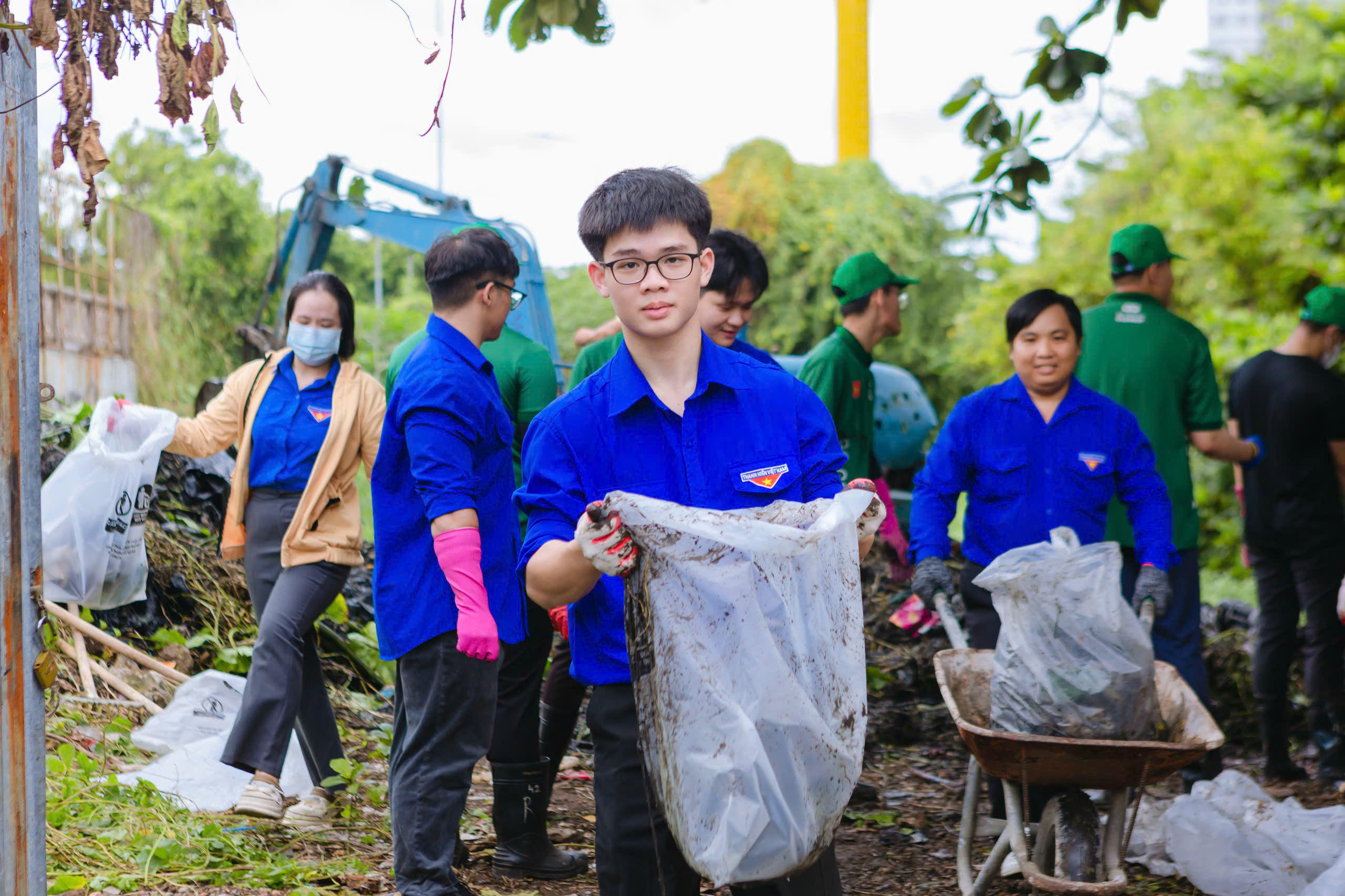 Người trẻ ng&acirc;m m&igrave;nh dọn hơn 12 tấn r&aacute;c dưới d&ograve;ng k&ecirc;nh đen  - Ảnh 5.