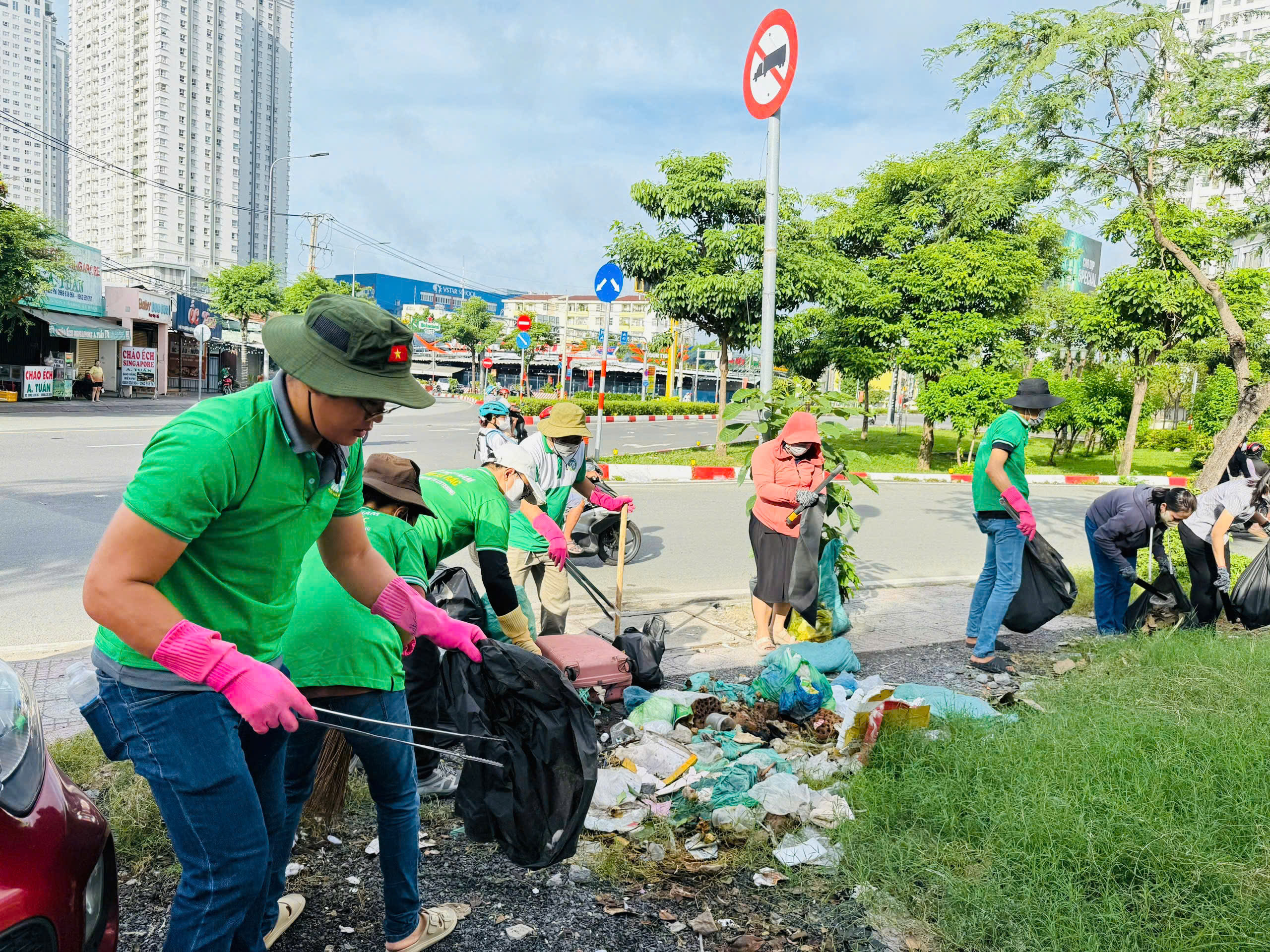 Người trẻ ng&acirc;m m&igrave;nh dọn hơn 12 tấn r&aacute;c dưới d&ograve;ng k&ecirc;nh đen  - Ảnh 4.