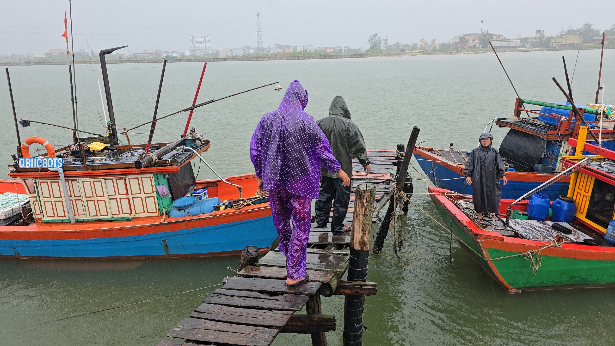 Bão số 5: Tàu rời âu thuyền trước bão, biên phòng Quảng Trị vận động quay lại- Ảnh 6. Bão số 5: Tàu rời âu thuyền trước bão, biên phòng Quảng Trị vận động quay lại- Ảnh 6.
