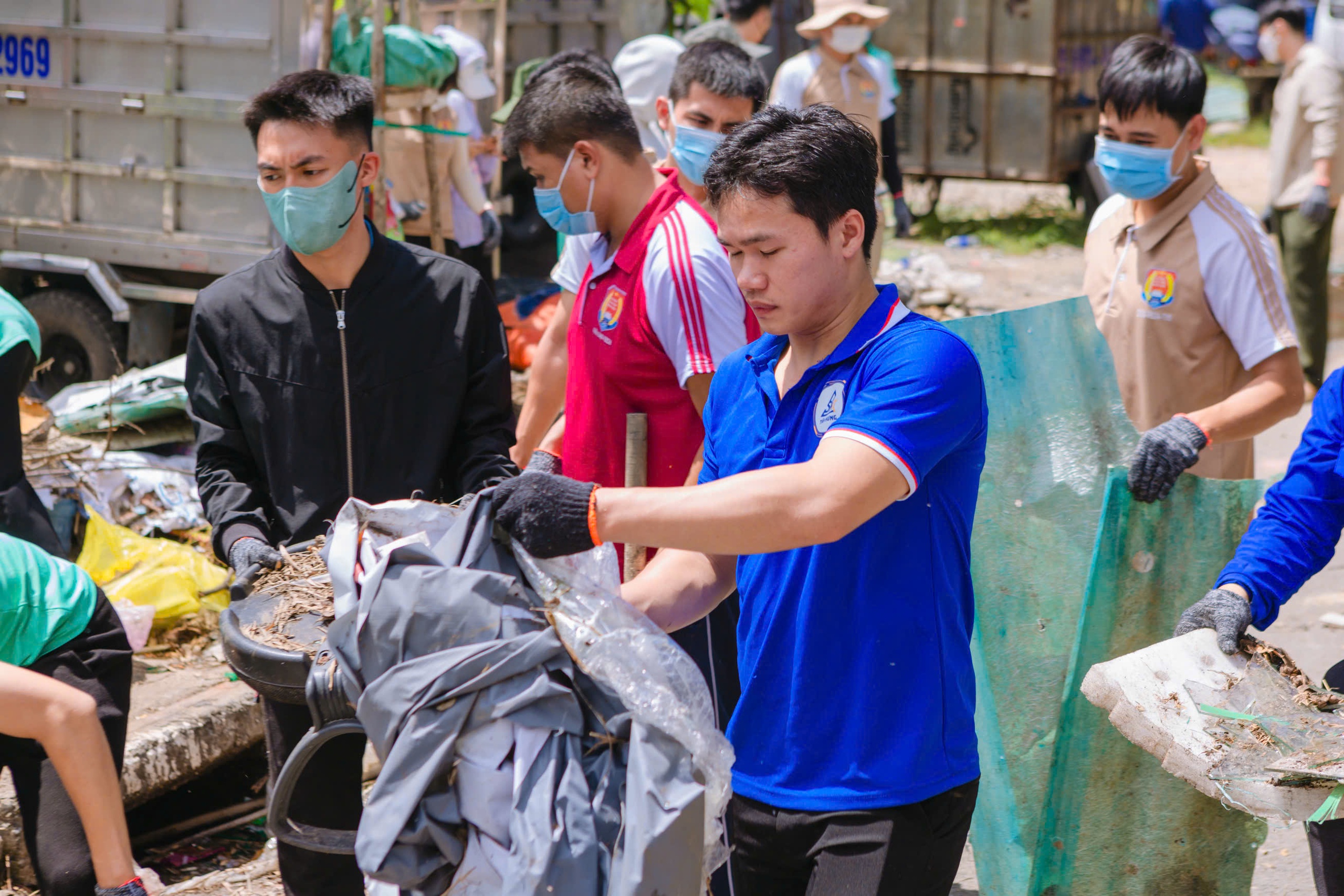 Người trẻ ng&acirc;m m&igrave;nh dọn hơn 12 tấn r&aacute;c dưới d&ograve;ng k&ecirc;nh đen  - Ảnh 3.