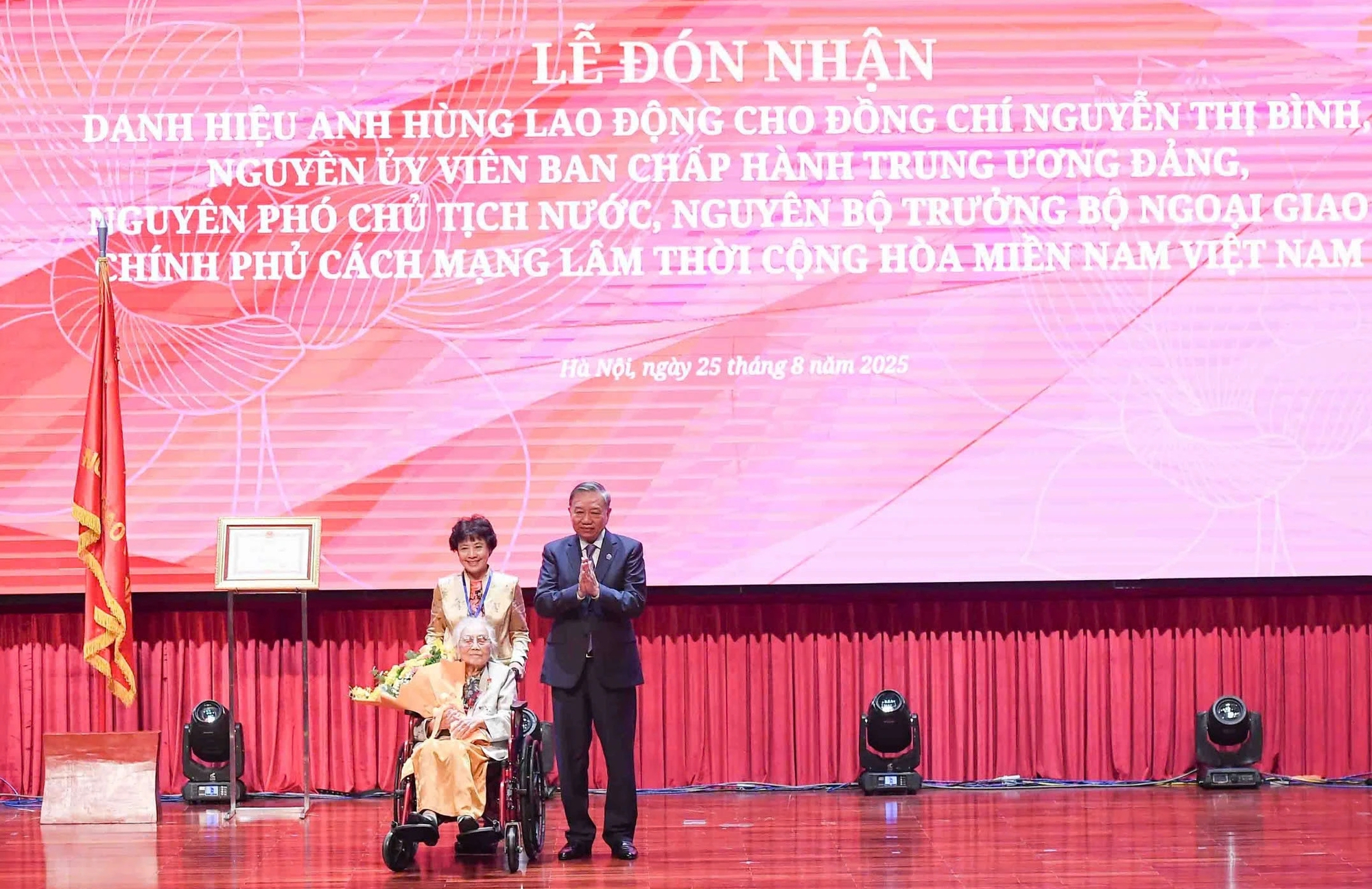 Tổng Bí thư Tô Lâm trao danh hiệu Anh hùng Lao động cho bà Nguyễn Thị Bình- Ảnh 1. Tổng Bí thư Tô Lâm trao danh hiệu Anh hùng Lao động cho bà Nguyễn Thị Bình- Ảnh 1.