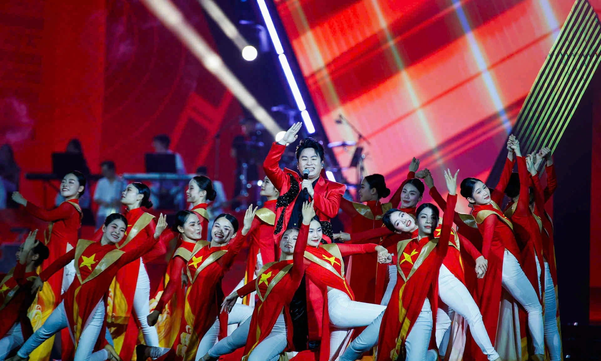 Tùng Dương tung “phiên bản hoàn hảo nhất” cho “Viết tiếp câu chuyện hòa bình” - Ảnh 4. Tùng Dương tung “phiên bản hoàn hảo nhất” cho “Viết tiếp câu chuyện hòa bình” - Ảnh 4.
