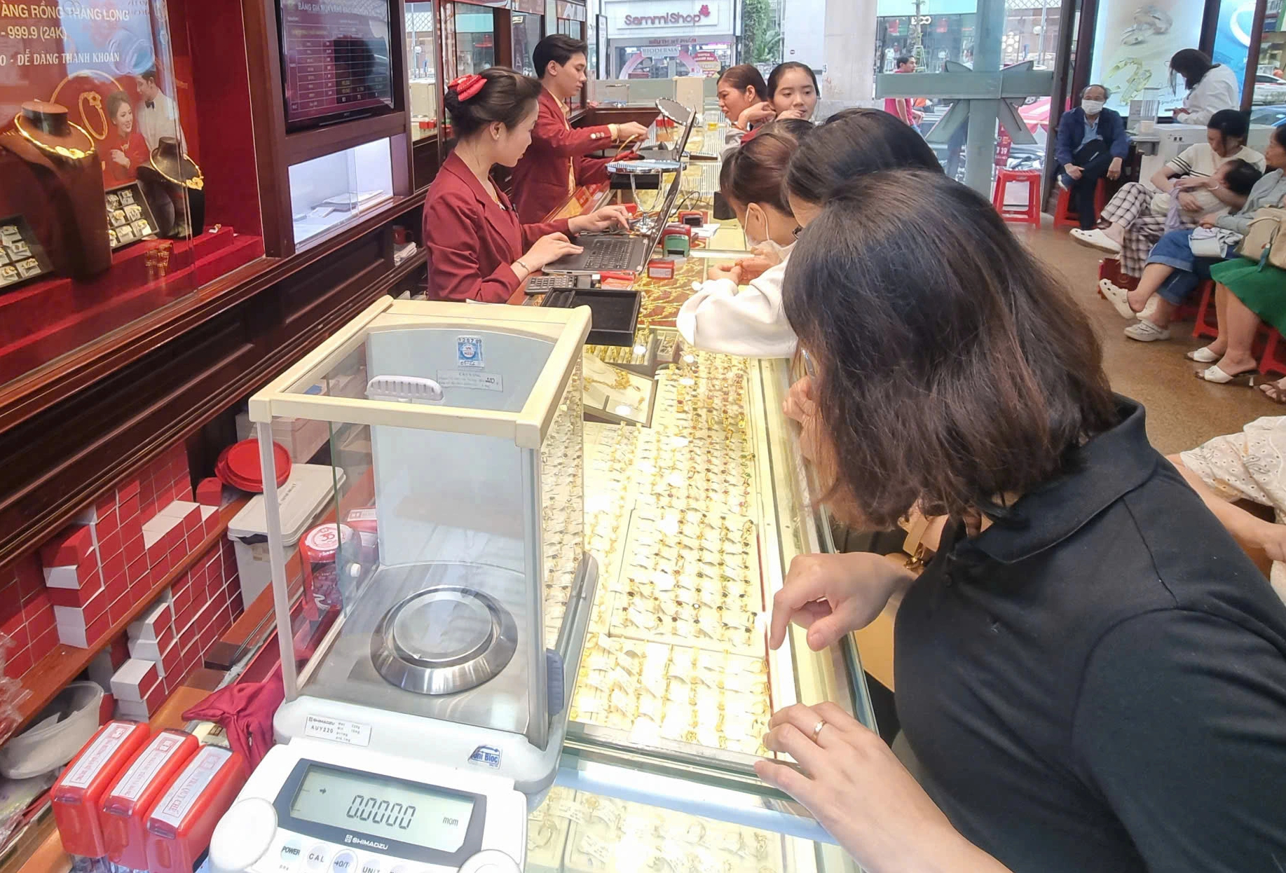 Bộ Tài chính đề xuất giảm thuế xuất khẩu vàng trang sức trong bối cảnh giá cao - Ảnh 2.