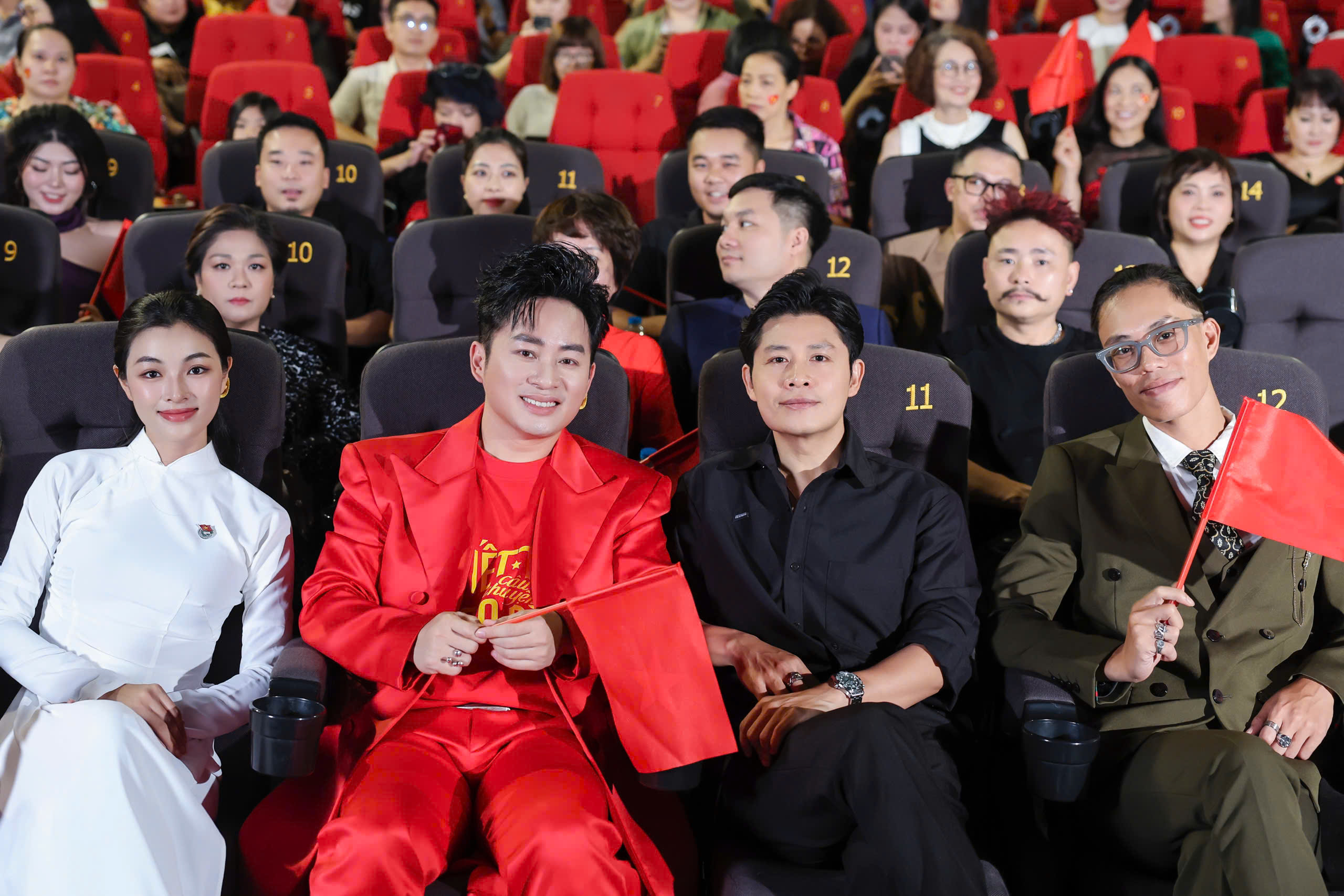 Tùng Dương tung “phiên bản hoàn hảo nhất” cho “Viết tiếp câu chuyện hòa bình” - Ảnh 3. Tùng Dương tung “phiên bản hoàn hảo nhất” cho “Viết tiếp câu chuyện hòa bình” - Ảnh 3.