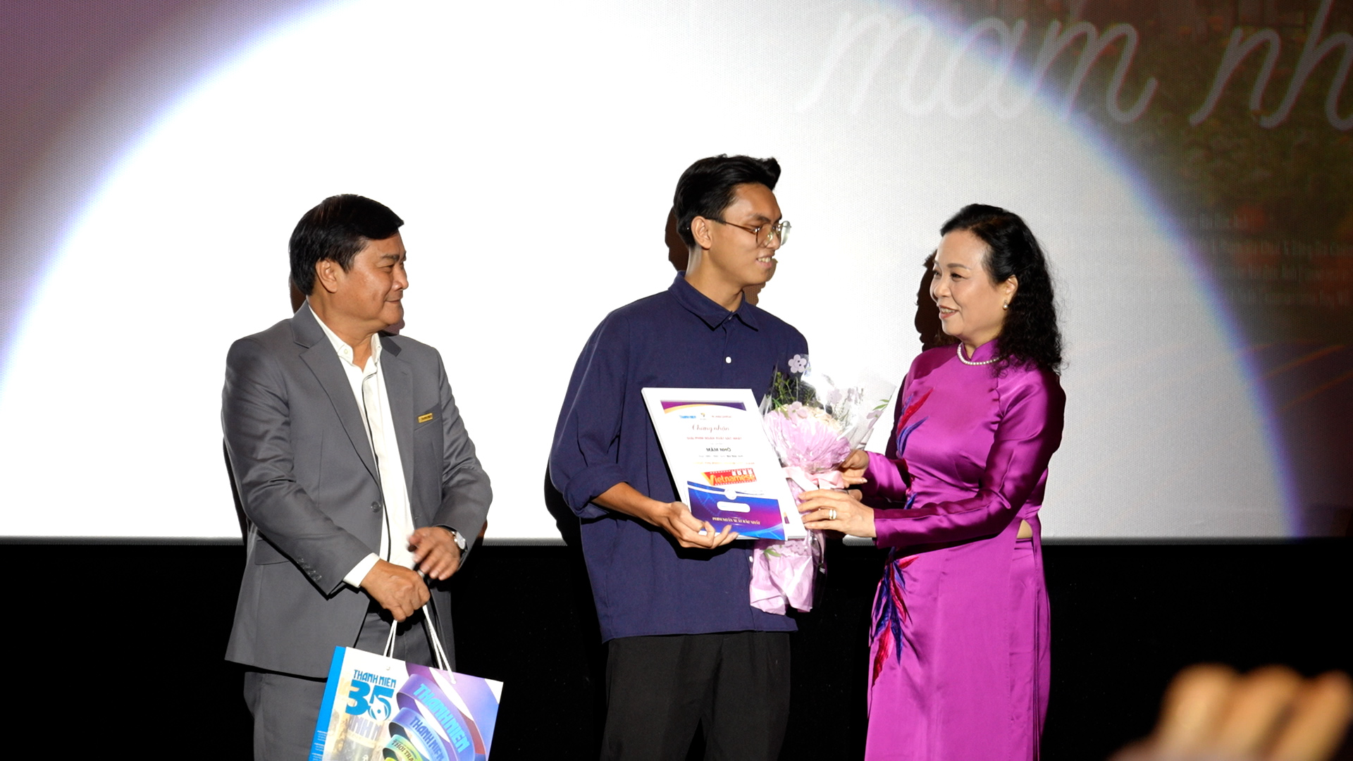 Đạo diễn 10X B&ugrave;i Đức Anh gi&agrave;nh 3 giải phim ngắn tại Vietnamese Short Film Contest 2025 - Ảnh 1.