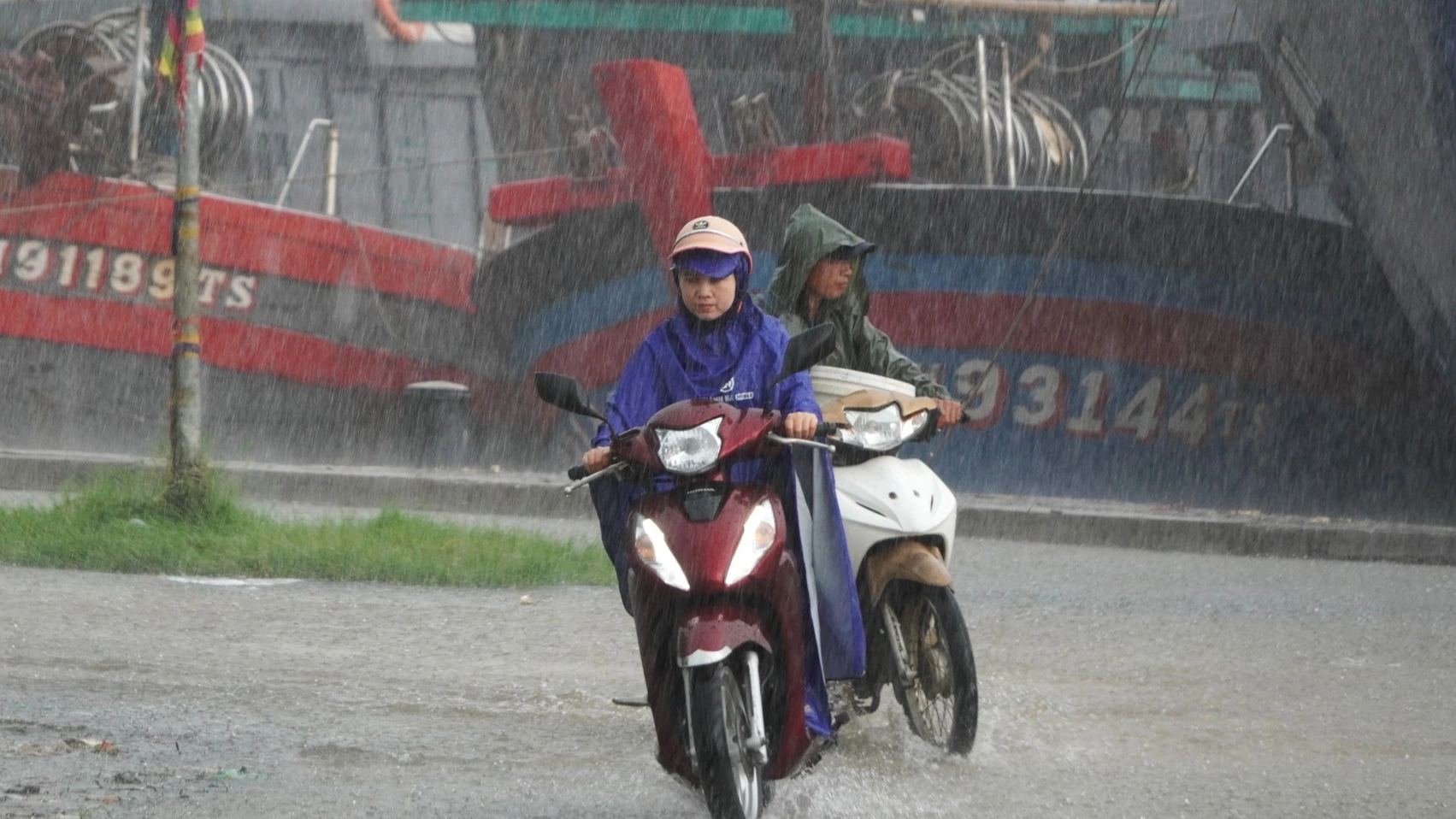 Thanh hóa khuyến cáo người dân không ra khỏi nhà do bão số 5 Ảnh hưởng - Ảnh 1. Thanh hóa khuyến cáo người dân không ra khỏi nhà do bão số 5 Ảnh hưởng - Ảnh 1.