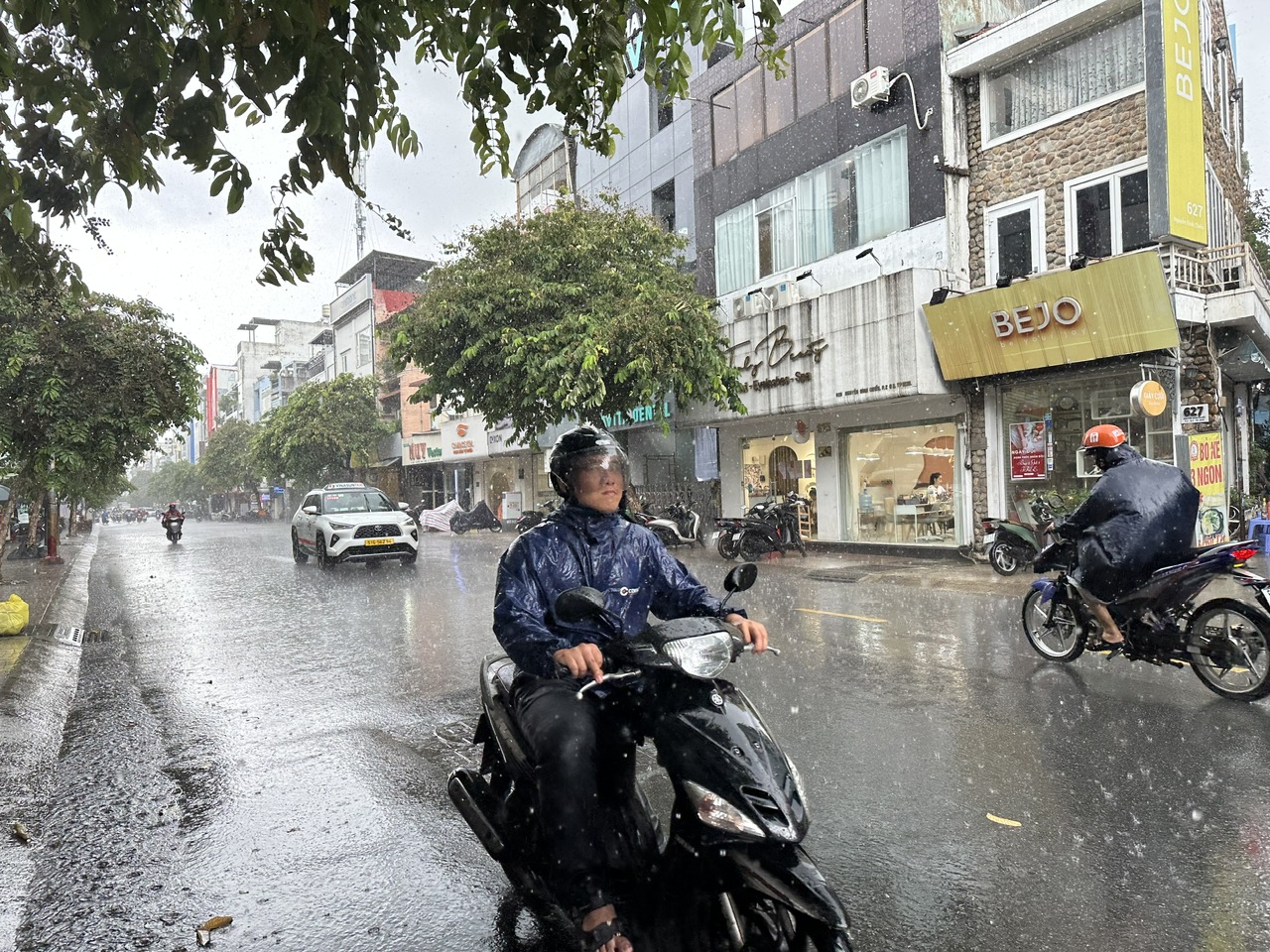 Ảnh hưởng bão số 5, TP.HCM đề phòng mưa lớn và giông sét vào chiều tối- Ảnh 1. Ảnh hưởng bão số 5, TP.HCM đề phòng mưa lớn và giông sét vào chiều tối- Ảnh 1.