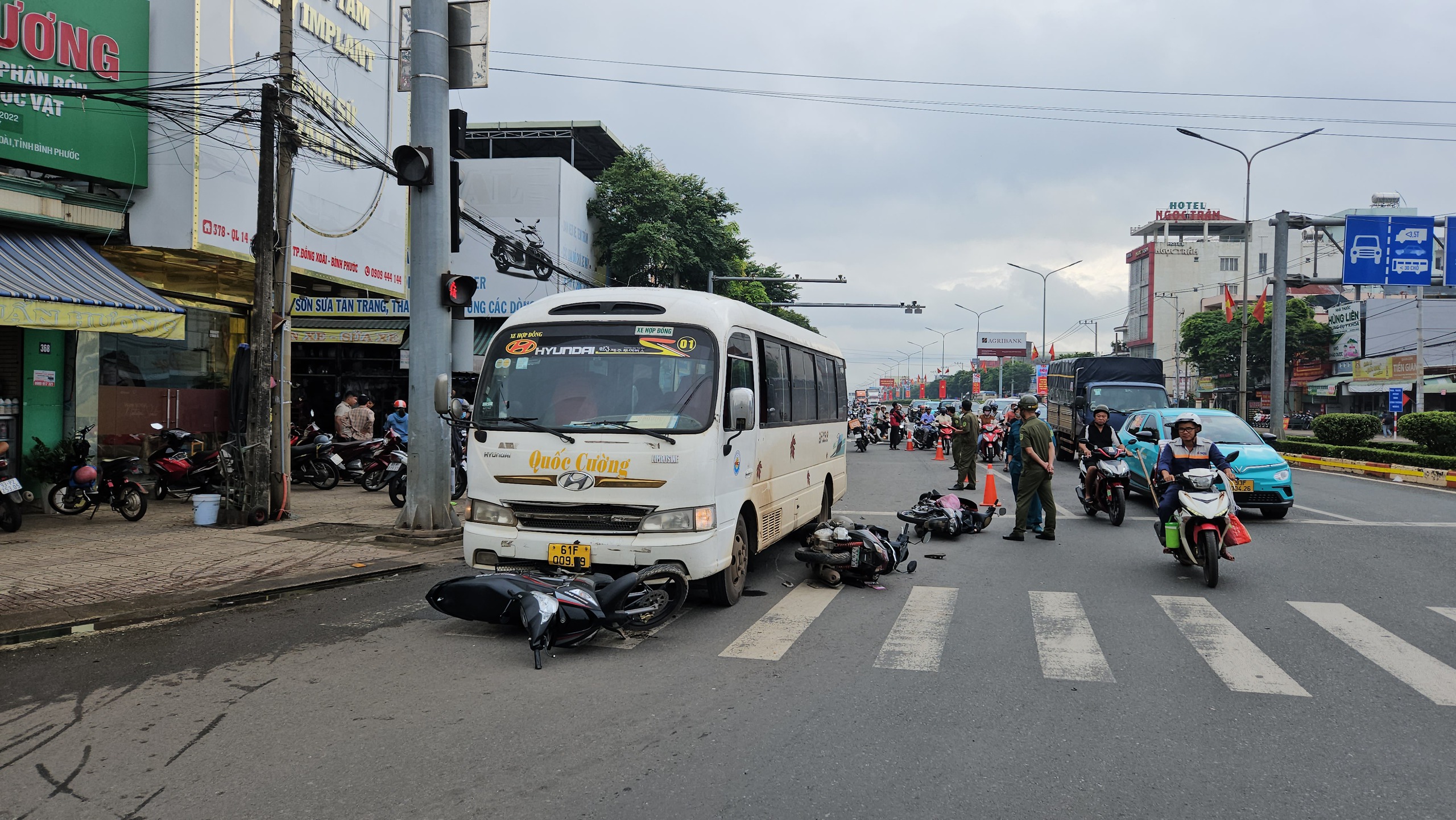 Đồng Nai: Xe khách tông hàng loạt xe máy, xe đạp điện đang dừng đèn đỏ- Ảnh 1.