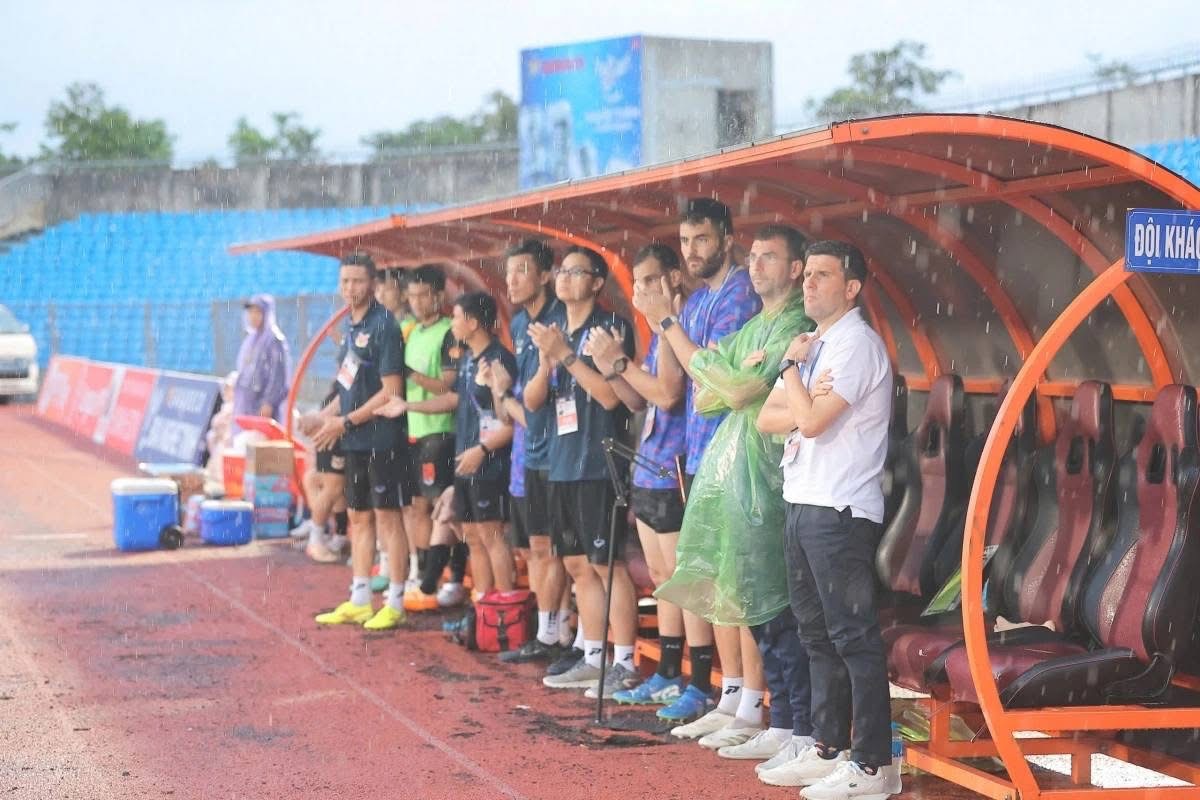 Nováček Ninh Binh FC 'způsobil bouři' ve V-League - Foto 2. Tân binh Ninh Bình FC 'gây bão' ở V-League- Ảnh 2.