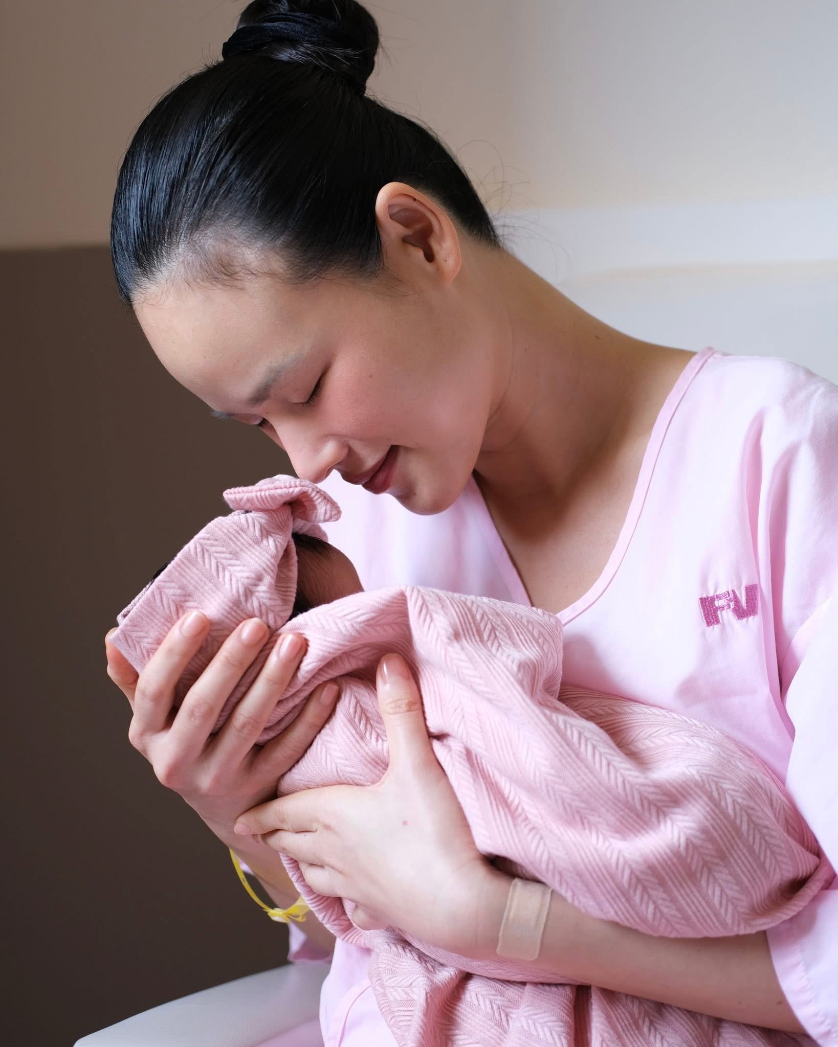 Siêu mẫu Tuyết Lan ‘vượt cạn’ thành công, làm mẹ ở tuổi U.40- Ảnh 2. Siêu mẫu Tuyết Lan ‘vượt cạn’ thành công, làm mẹ ở tuổi U.40 - Ảnh 2.