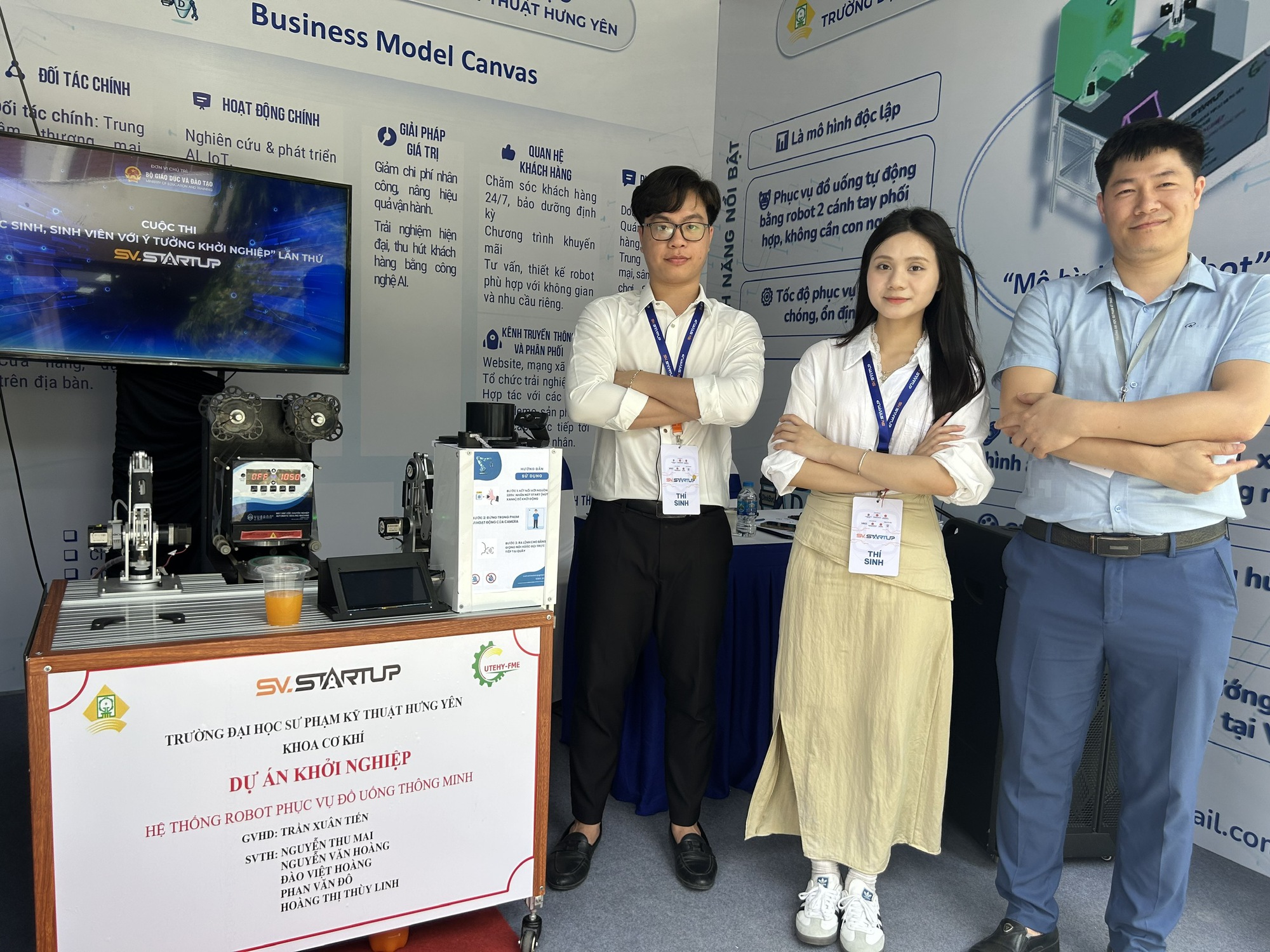 Robot biết pha chế, giao tiếp khách hàng, thay thế nhân viên phục vụ - Ảnh 1.