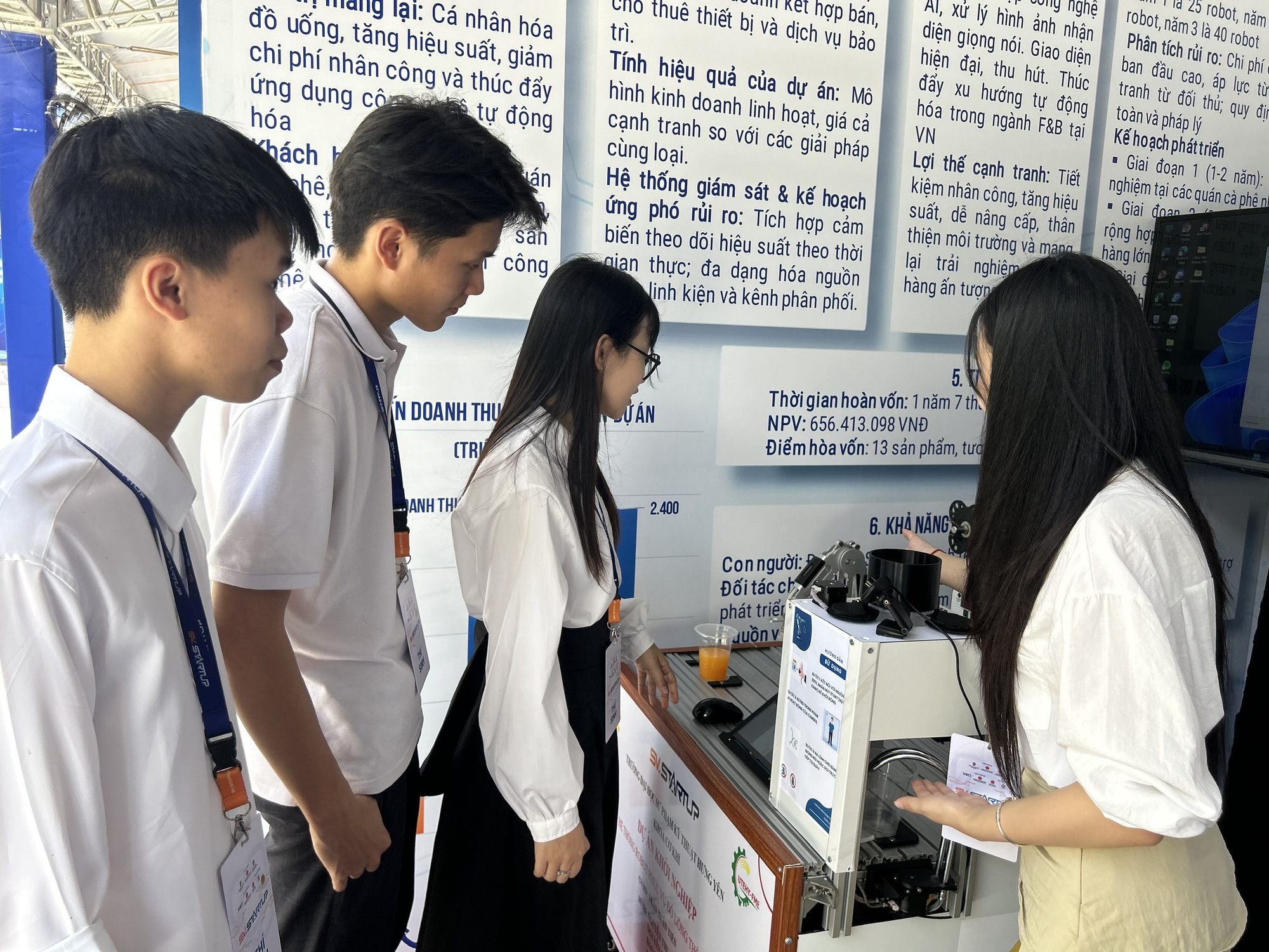 Robot biết pha chế, giao tiếp khách hàng, thay thế nhân viên phục vụ - Ảnh 2.
