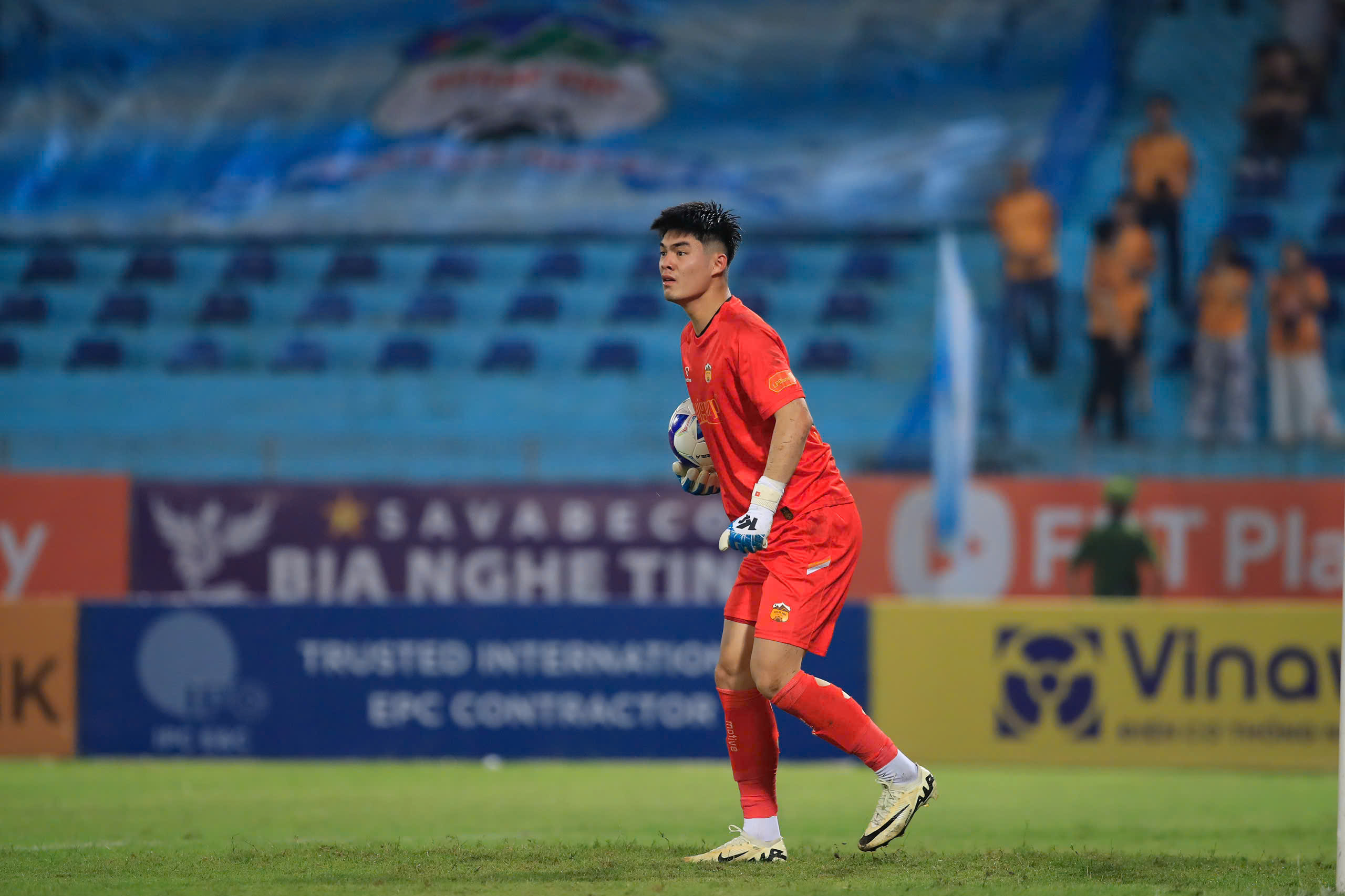 Lộ diện thủ môn số 1 của U.23 Việt Nam: 'Người nhện' 1,91 m từ HAGL- Ảnh 1. Lộ diện thủ môn số 1 của U.23 Việt Nam: 'Người nhện' 1,91 m từ HAGL- Ảnh 1.