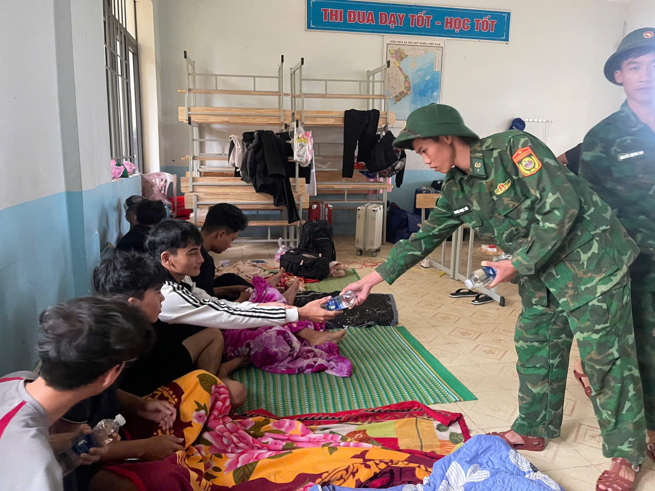 Quảng Trị 'nín thở' đón bão số 5 - Ảnh 7.