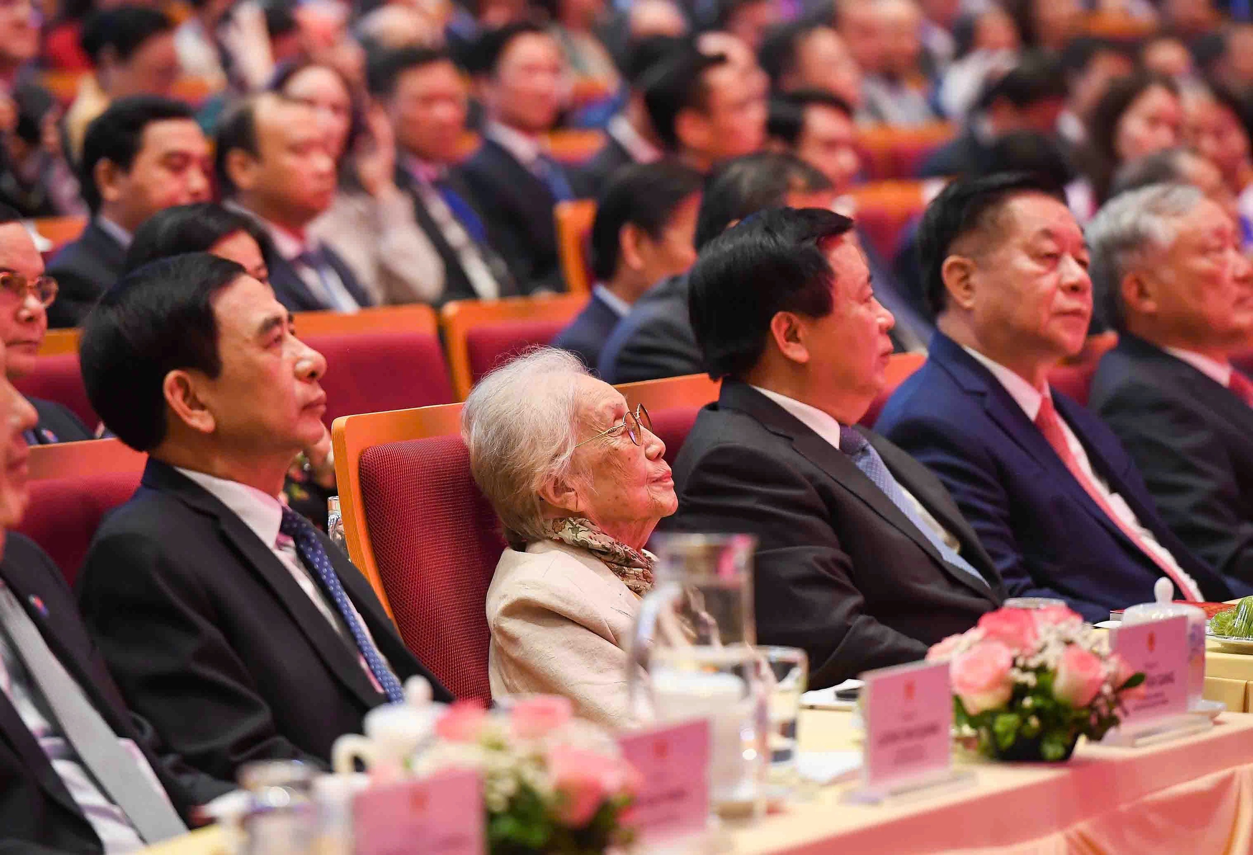 Tổng Bí thư Tô Lâm trao danh hiệu Anh hùng Lao động cho bà Nguyễn Thị Bình- Ảnh 2. Tổng Bí thư Tô Lâm trao danh hiệu Anh hùng Lao động cho bà Nguyễn Thị Bình- Ảnh 2.