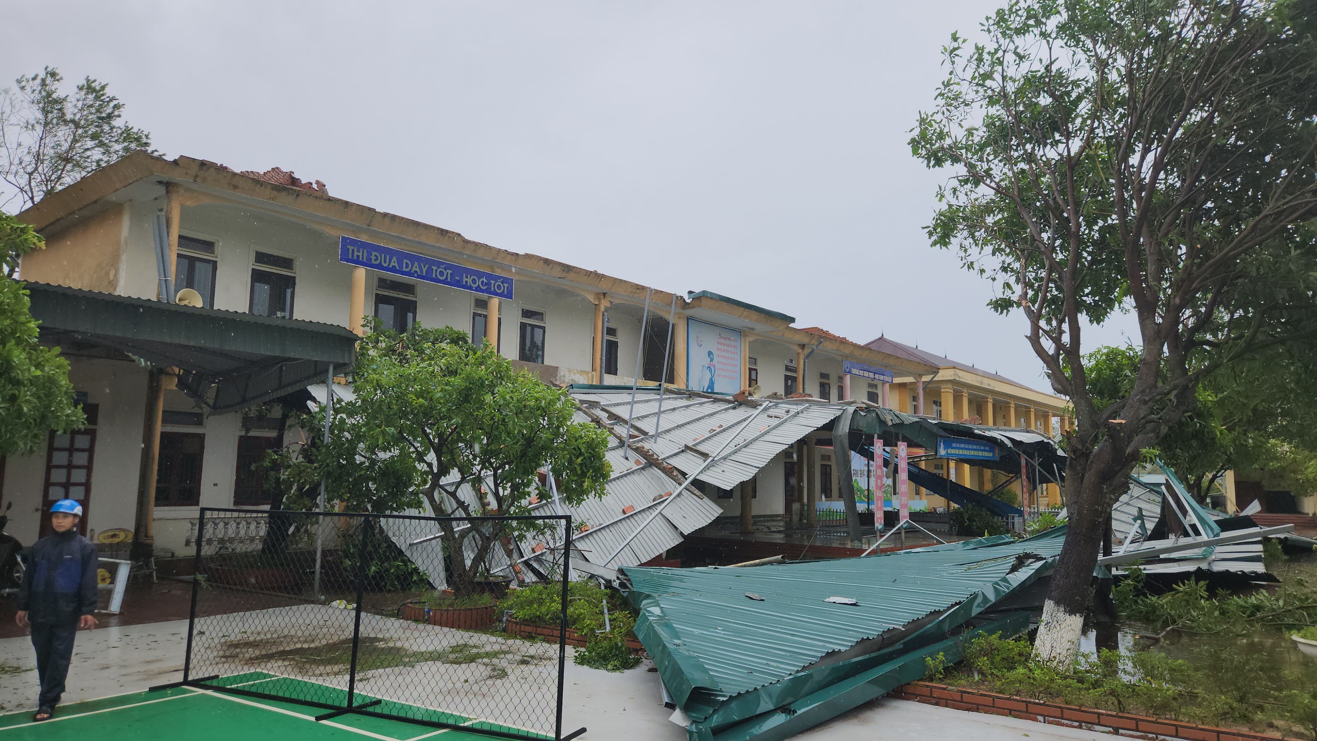 Nhiều trường học ở Hà Tĩnh ngổn ngang sau bão số 5 - Ảnh 1.