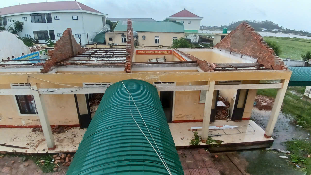 Nhiều trường học ở Hà Tĩnh ngổn ngang sau bão số 5 - Ảnh 9.