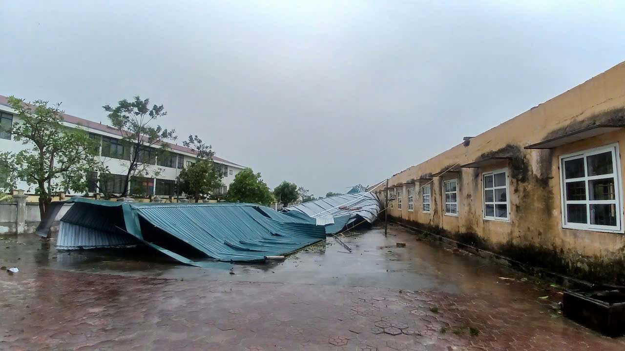 Nhiều trường học ở Hà Tĩnh ngổn ngang sau bão số 5 - Ảnh 8.