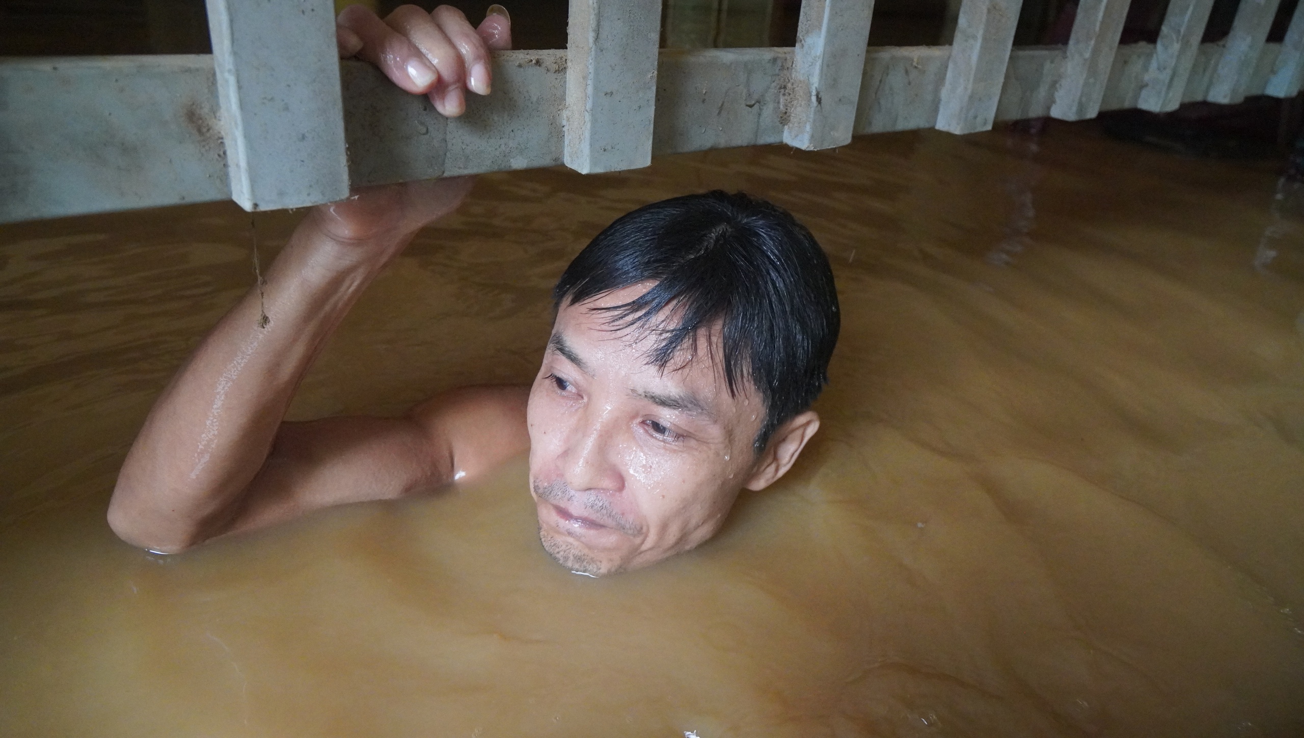 Nước sông Mã ồ ạt đổ vào nhà dân- Ảnh 1.