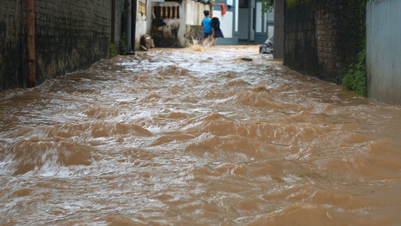 Nước sông Mã ồ ạt đổ vào nhà dân- Ảnh 3.