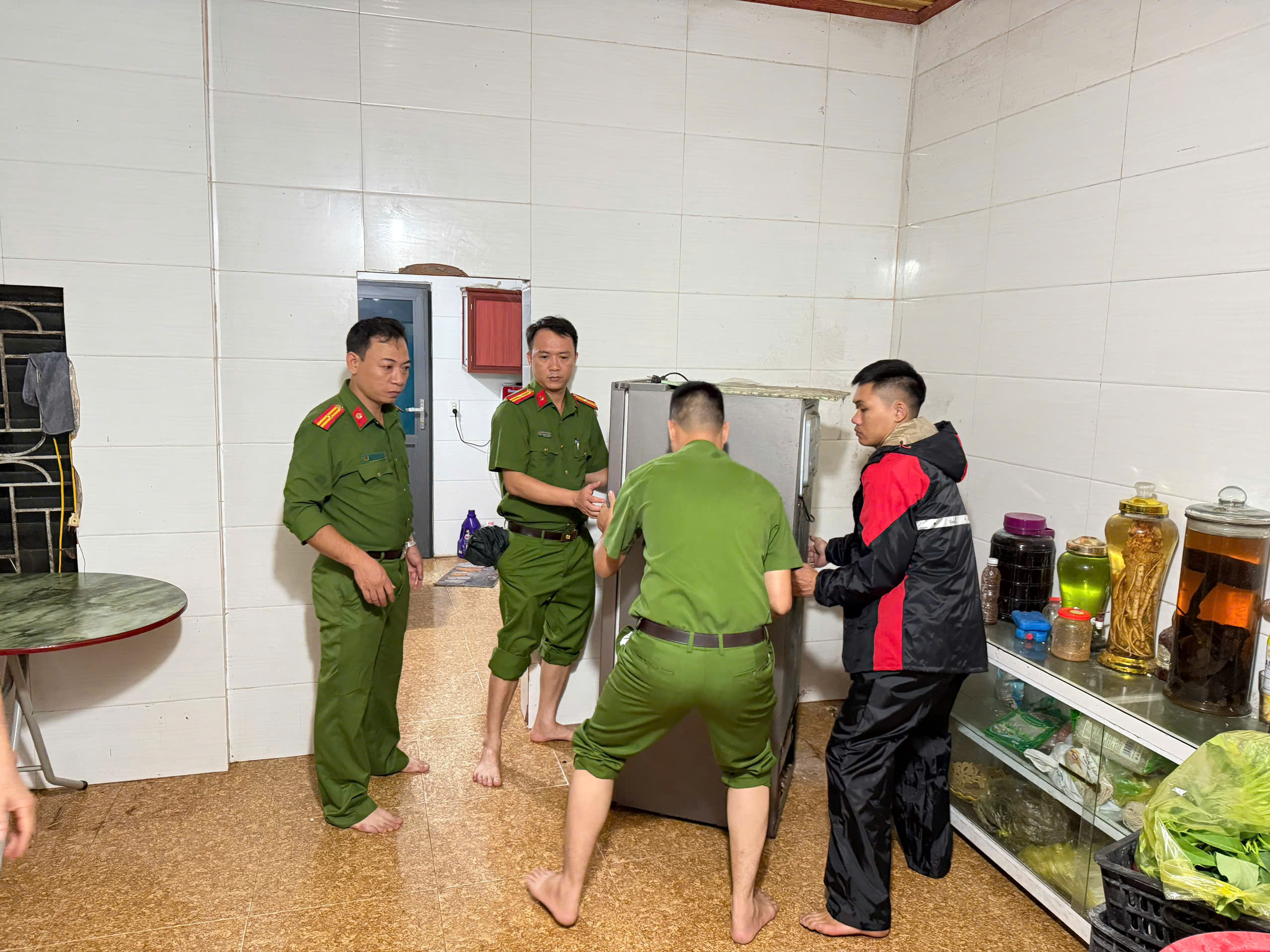 C&ocirc;ng an phường ở Nghệ An xuy&ecirc;n đ&ecirc;m đi chạy lụt gi&uacute;p d&acirc;n: 'Cả ng&agrave;y mưa nhỏ nhưng nước l&ecirc;n nhanh'- Ảnh 1.