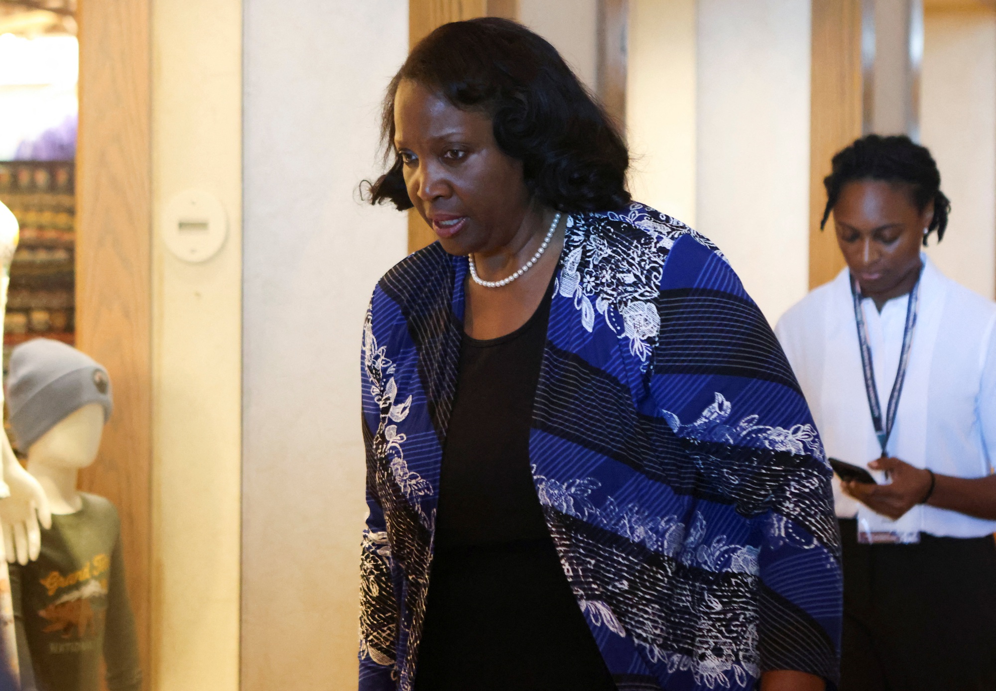 Tổng thống Trump sa thải Thống đốc Fed Lisa Cook - Ảnh 1.