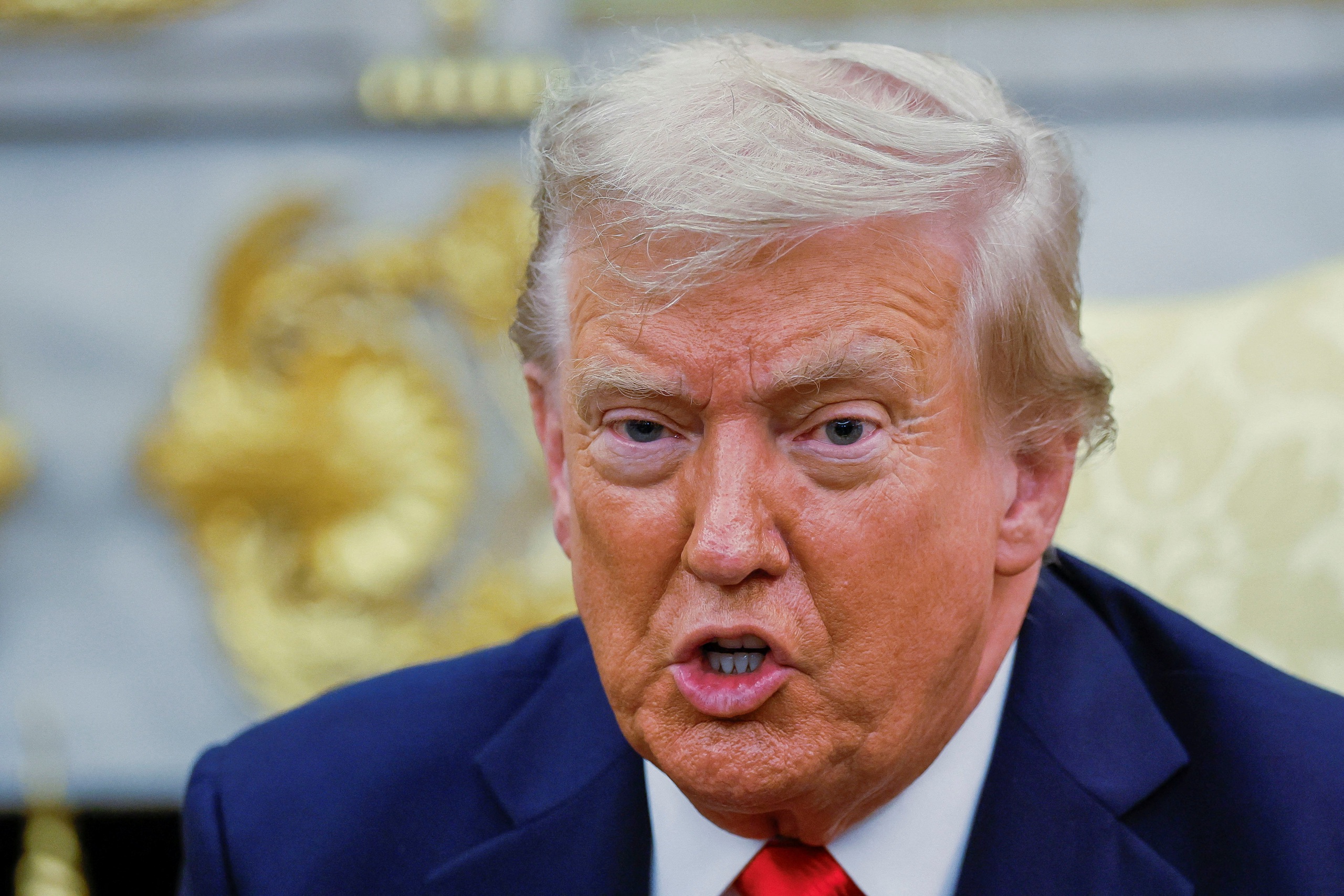 &Ocirc;ng Trump dọa &aacute;p thuế 200% đối với Trung Quốc - Ảnh 1.