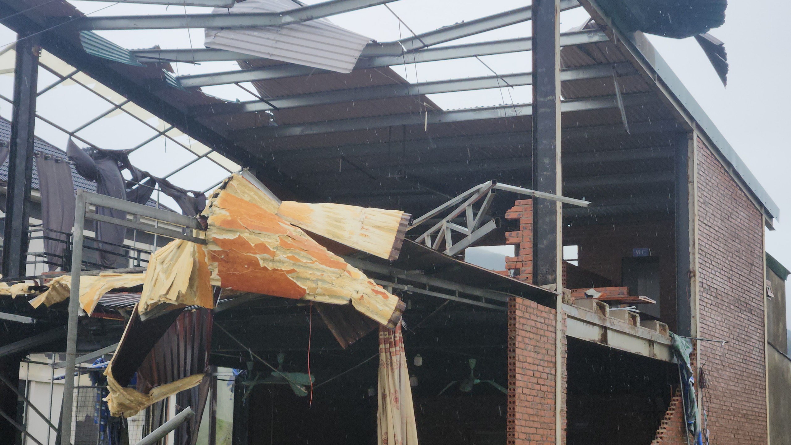 Làng biển tan hoang sau bão số 5: ‘Trốn trong buồng, trong lều mà cũng bay’ - Ảnh 1.