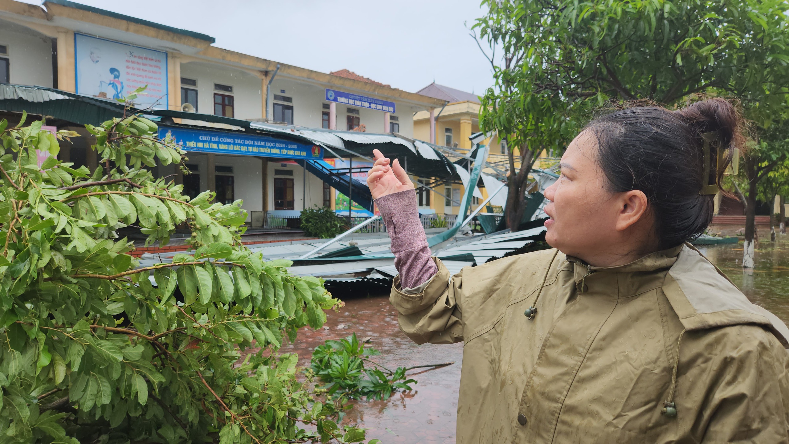 Nhiều trường học ở Hà Tĩnh ngổn ngang sau bão số 5 - Ảnh 2.