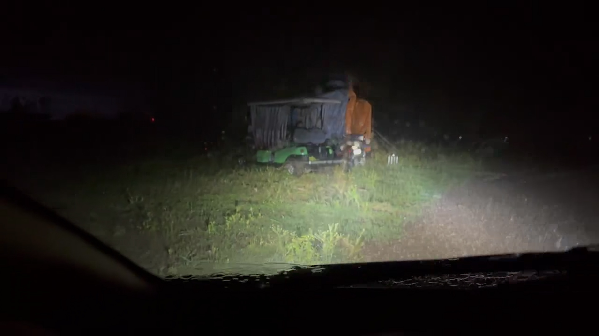 C&ocirc;ng an phường ở Nghệ An xuy&ecirc;n đ&ecirc;m đi chạy lụt gi&uacute;p d&acirc;n: 'Cả ng&agrave;y mưa nhỏ nhưng nước l&ecirc;n nhanh'- Ảnh 2.