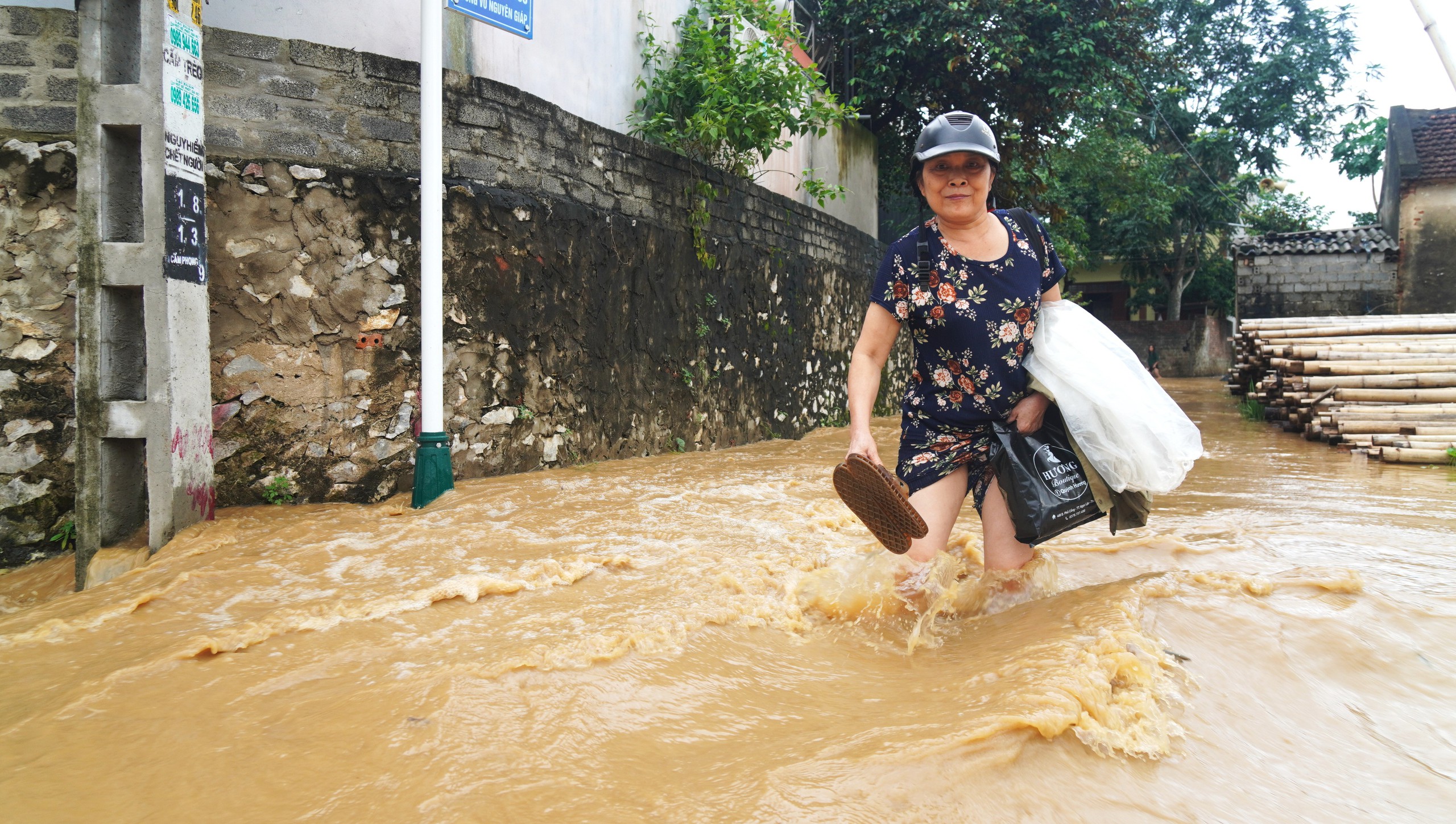 Nước sông Mã ồ ạt đổ vào nhà dân- Ảnh 6.