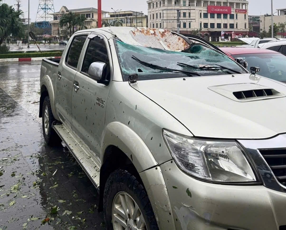 Loạt ô tô của người dân Hà Tĩnh bị hư hại sau bão số 5 - Ảnh 3.