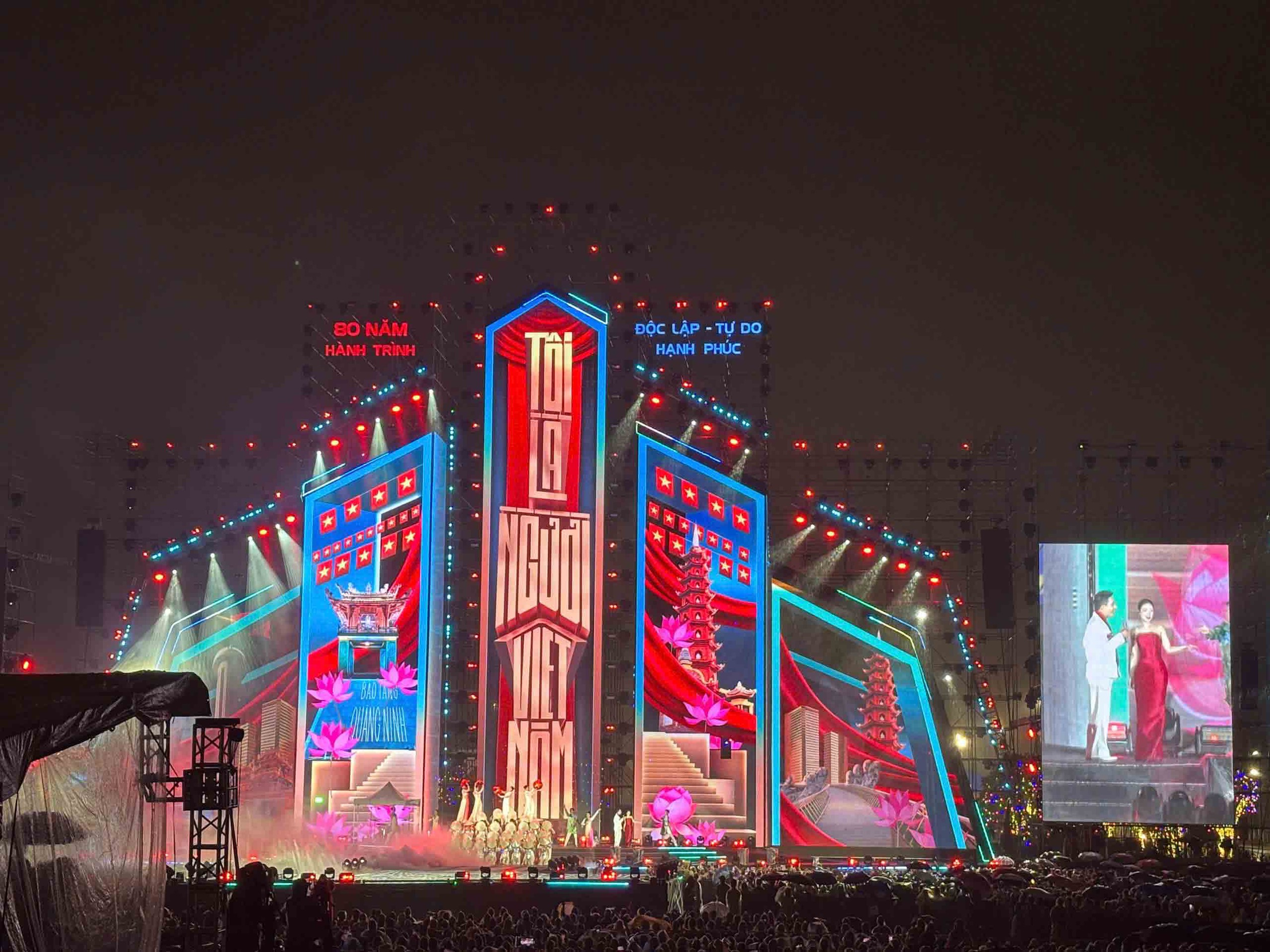 ការប្រគុំតន្ត្រីវៀតណាមក្នុងខ្ញុំគឺសំដៅប្រជាជនវៀតណាមកណ្តាល - រូបថត ១. Concert Việt Nam trong tôi hướng tới đồng bào miền Trung- Ảnh 1.