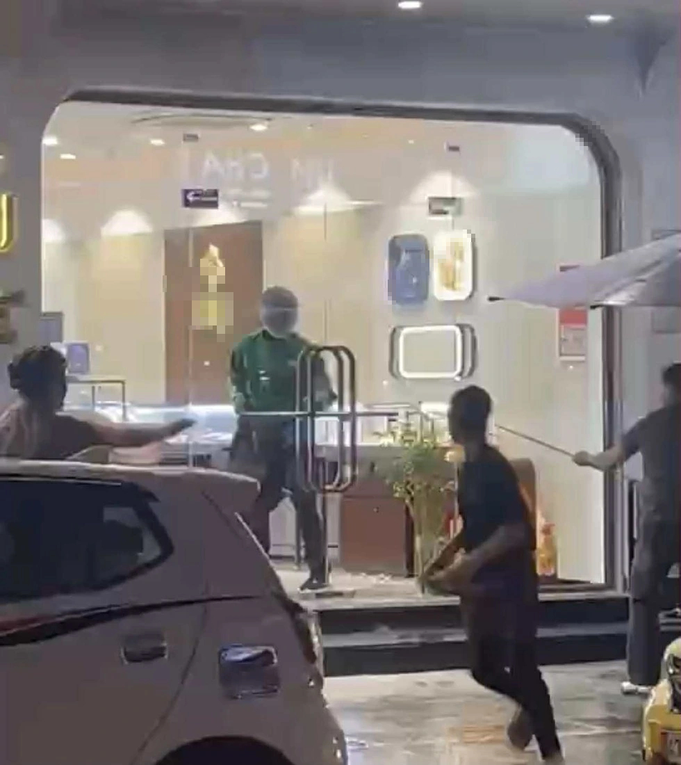 Đà Nẵng: Cầm búa xông vào tiệm kim hoàn, đánh bảo vệ bị thương rồi đập tủ trang sức- Ảnh 1. Đà Nẵng: Cầm búa xông vào tiệm kim hoàn, đánh bảo vệ bị thương rồi đập tủ trang sức- Ảnh 1.