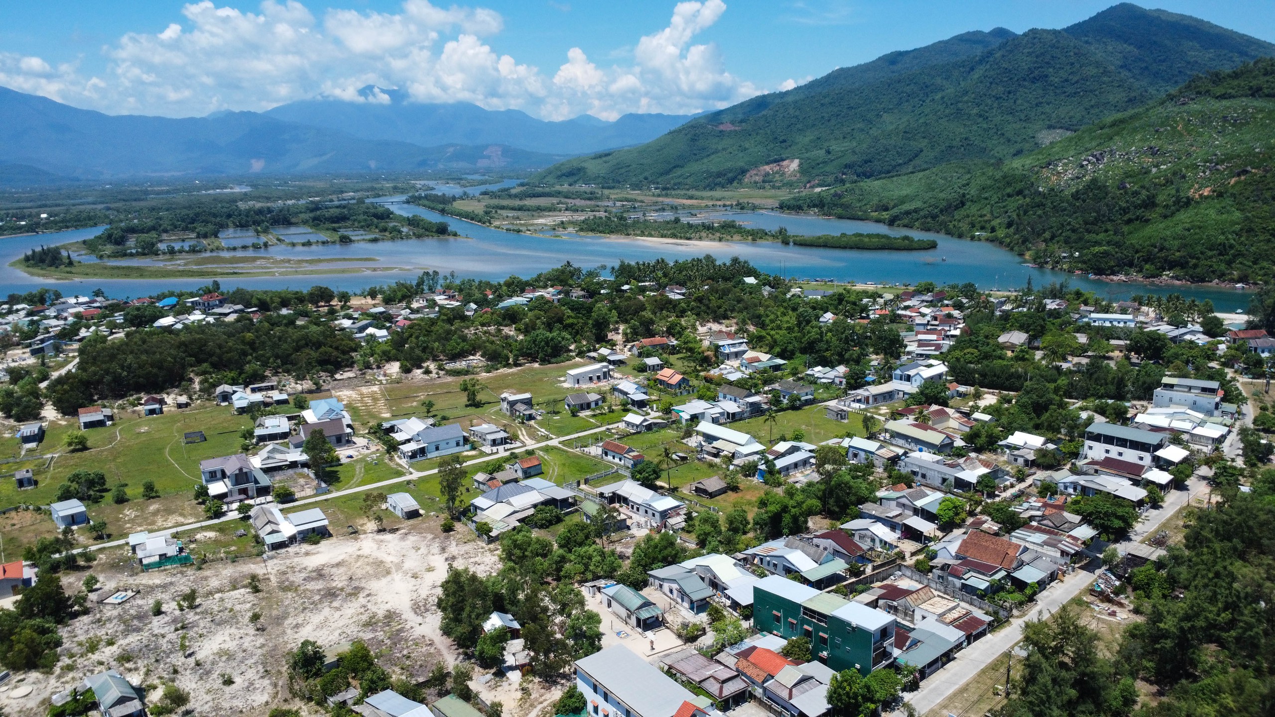 Những ngôi làng tuyệt đẹp ven biển: Cảnh Dương sơn thủy hữu tình...- Ảnh 1. Những ngôi làng tuyệt đẹp ven biển: Cảnh Dương sơn thủy hữu tình...- Ảnh 1.