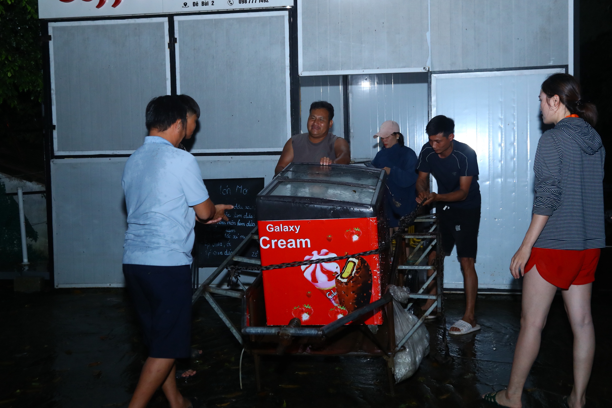 Người dân 'rốn lũ' Hà Nội thâu đêm đắp đê ngăn nước lũ- Ảnh 4.