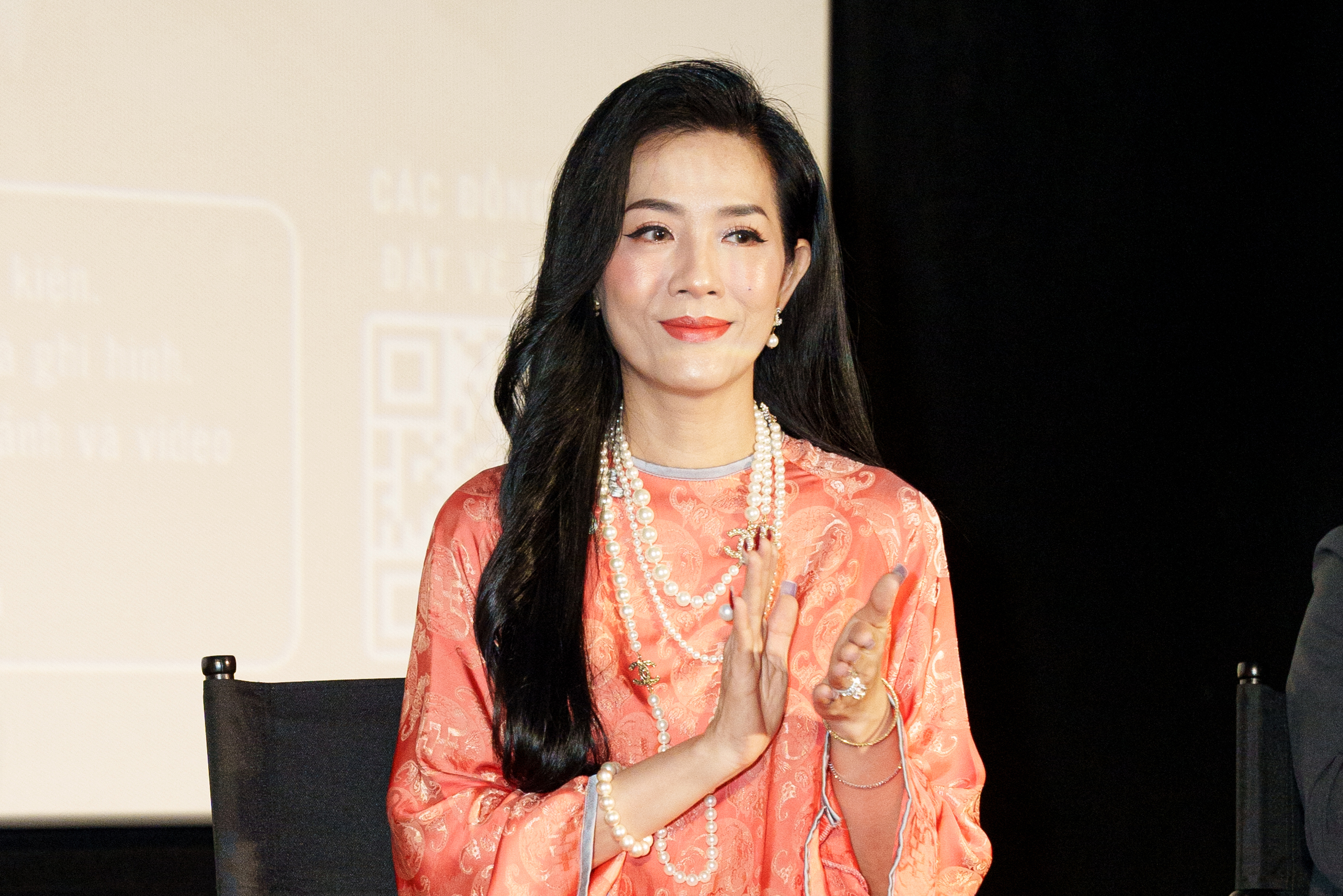 'Bóng hồng' hiếm hoi trên bàn đàm phán trong phim 'Mưa đỏ' là ai? - Ảnh 2.