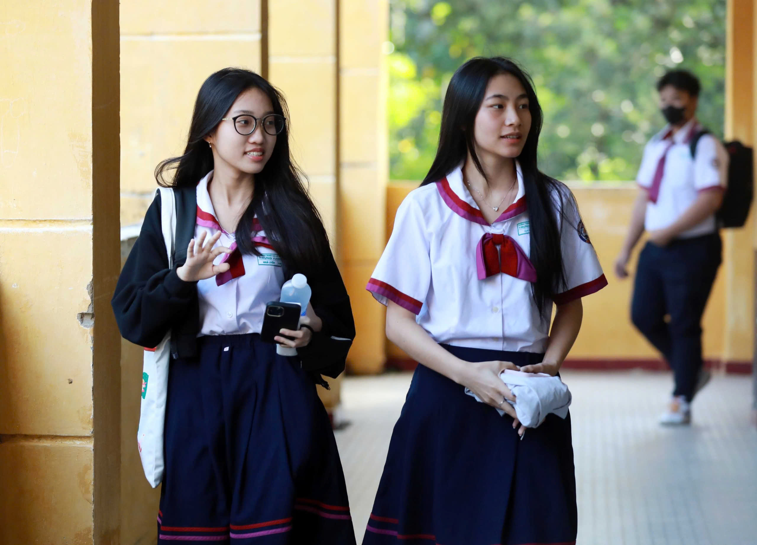 Đồng phục học sinh: Nên riêng từng trường hay chỉ cần áo trắng, quần sẫm màu?  - Ảnh 1.