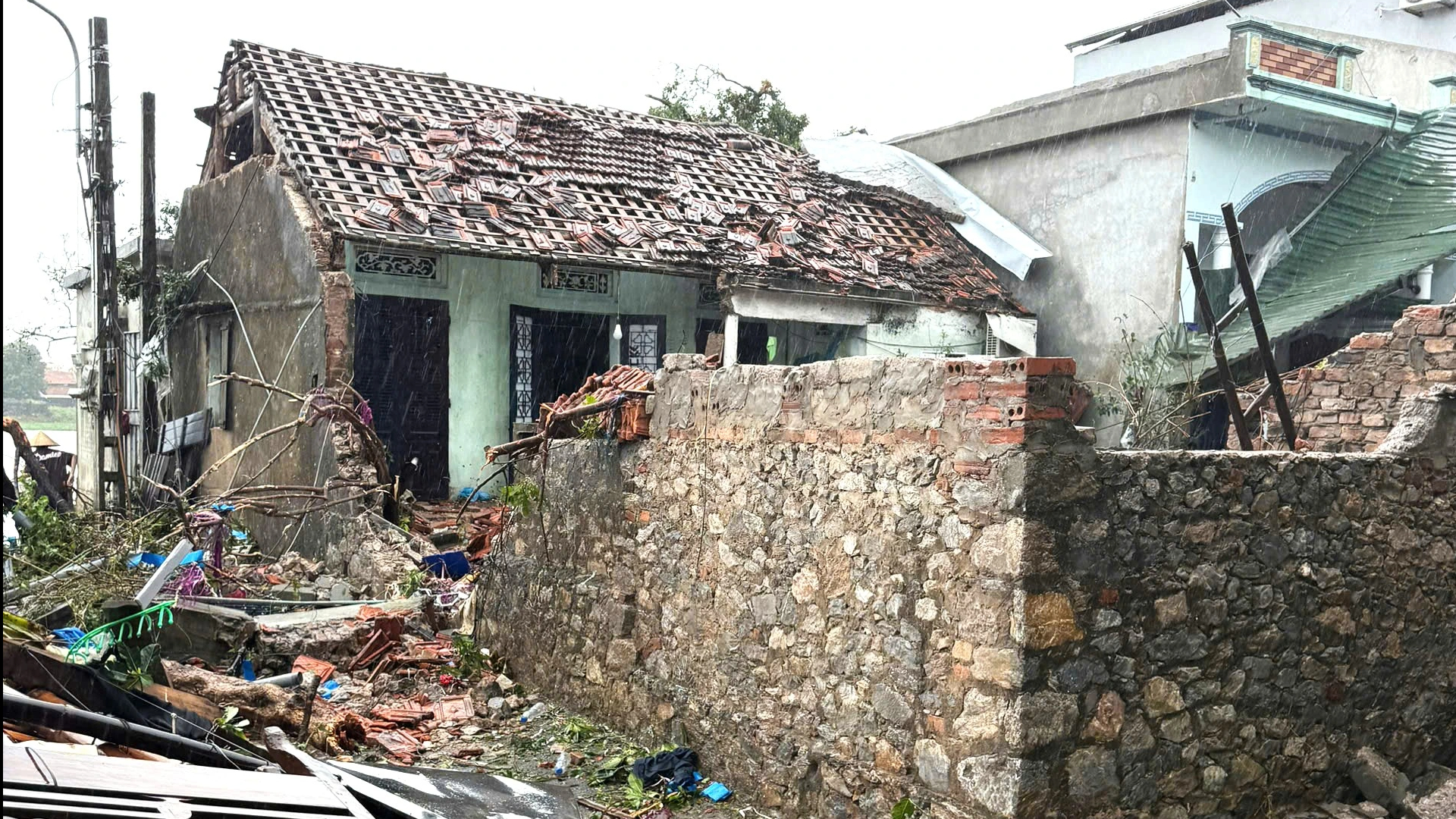Lốc xóay Ninh Bình gây thiệt hại nghiêm trọng , người dân khắc phục hậu quả - Ảnh 3.