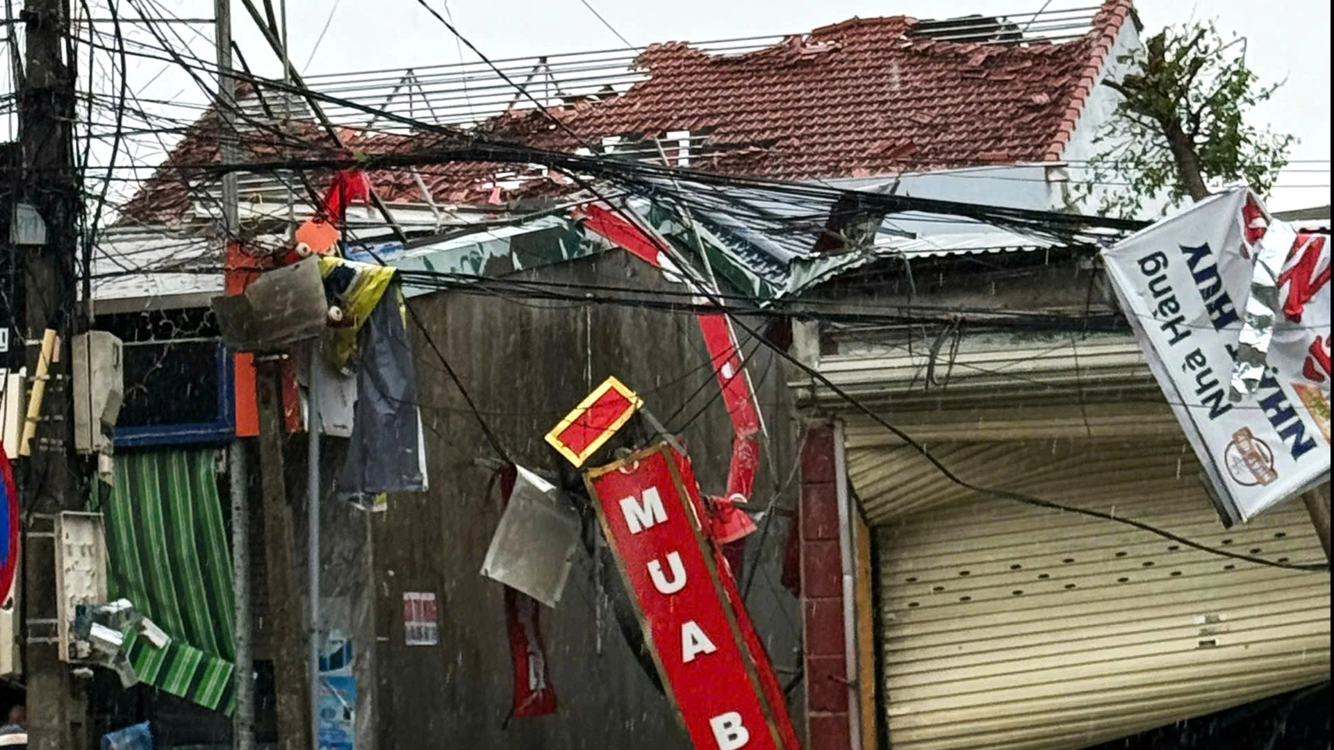Lốc xóay Ninh Bình gây thiệt hại nghiêm trọng , người dân khắc phục hậu quả - Ảnh 5.