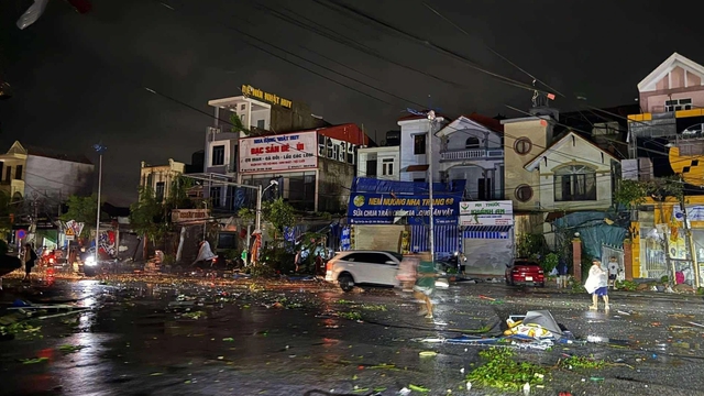 Lốc x&oacute;ay t&agrave;n ph&aacute; Ninh B&igrave;nh: 1 Người tử vong , hơn 200 nh&agrave; hư hại - Ảnh 1.
