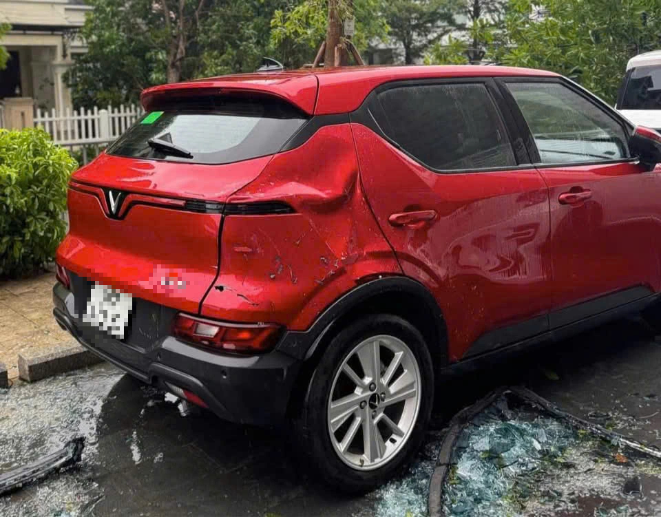 Loạt ô tô của người dân Hà Tĩnh bị hư hại sau bão số 5 - Ảnh 4.