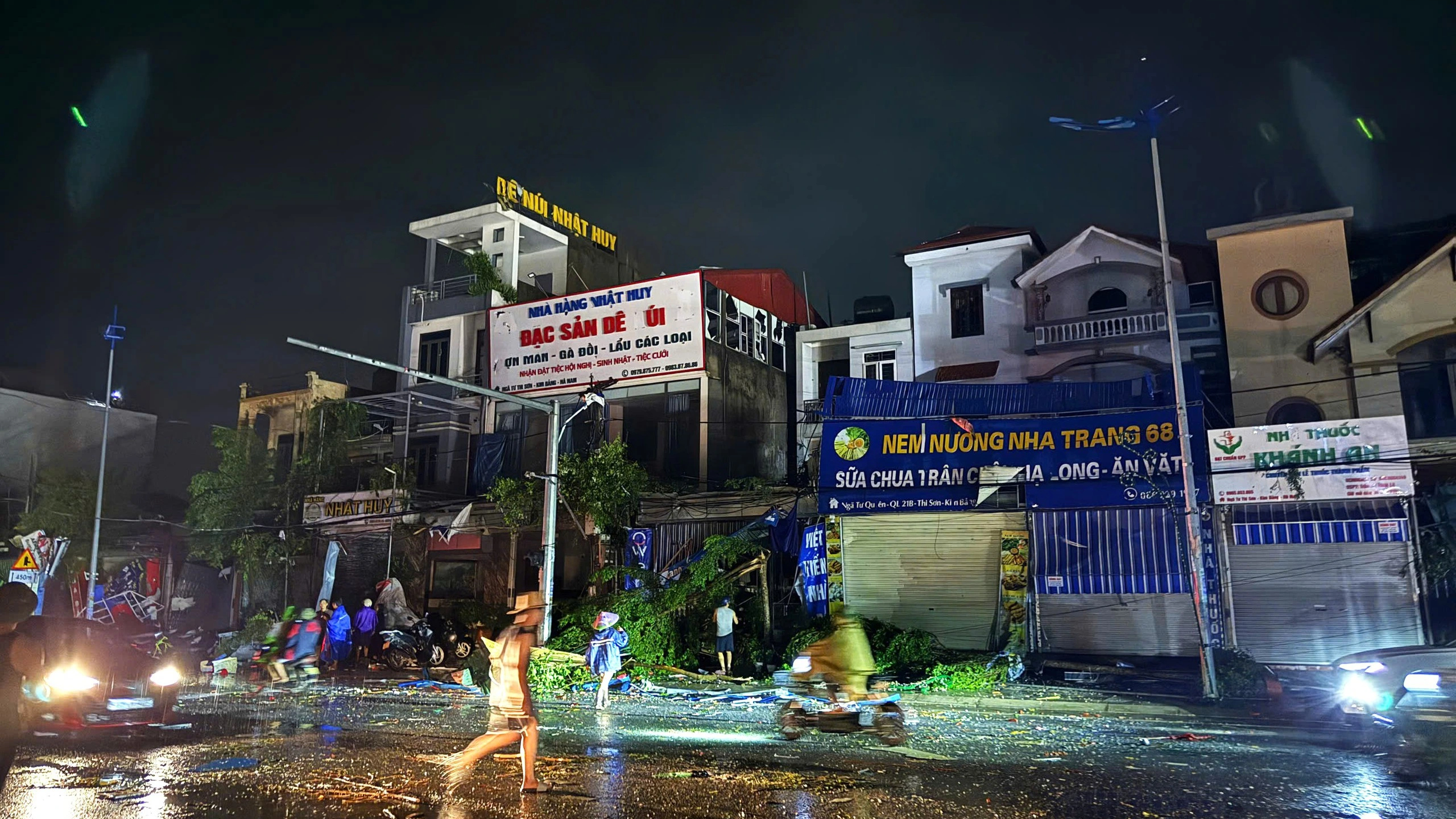 Lốc xóay Ninh Bình gây thiệt hại nghiêm trọng , người dân khắc phục hậu quả - Ảnh 7.