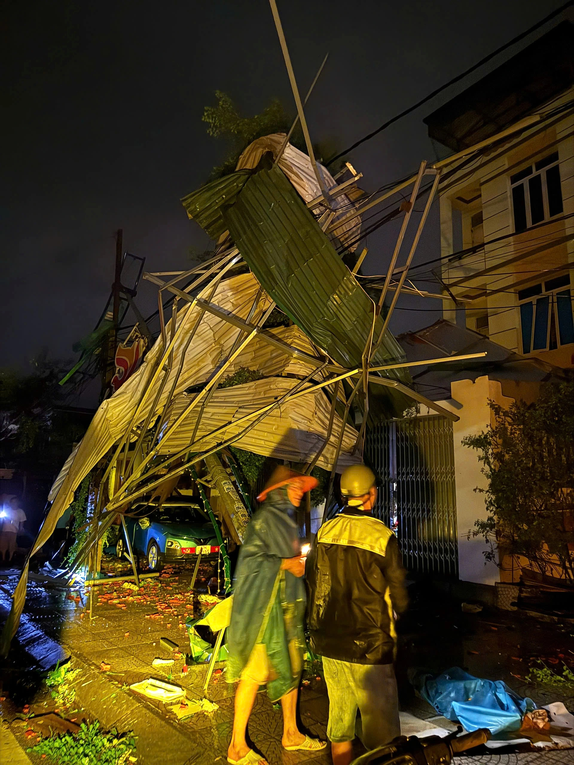 Lốc xóay Ninh Bình gây thiệt hại nghiêm trọng , người dân khắc phục hậu quả - Ảnh 8.