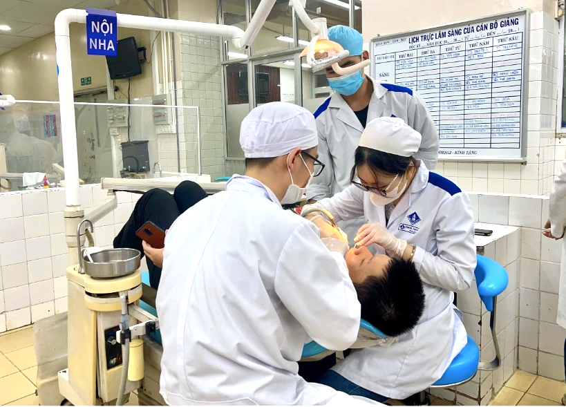 Toàn cảnh điểm chuẩn khối ngành sức khỏe 2025: Thay đổi ra sao ở từng trường, ngành - Ảnh 1.