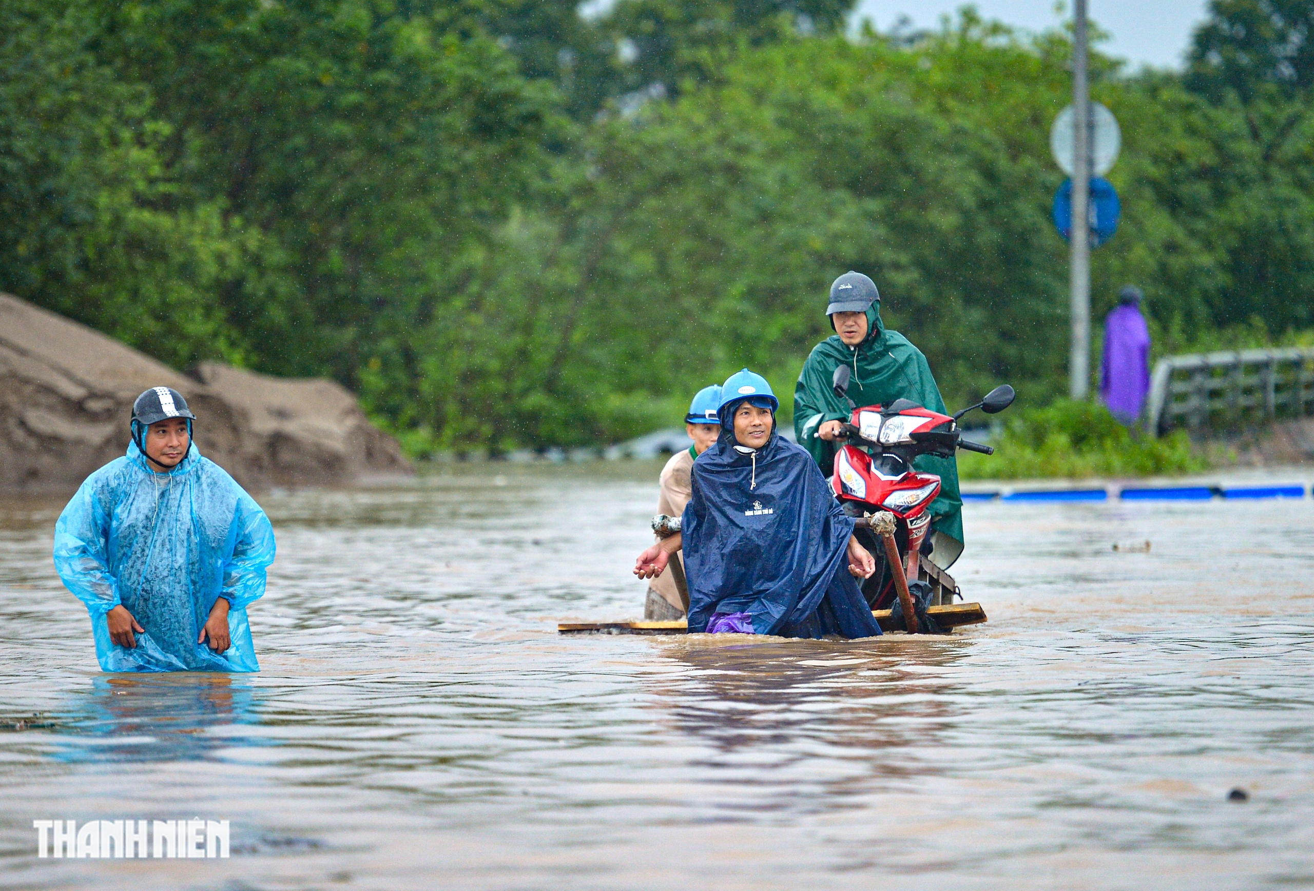 Hà Nội: QL70 vẫn ngập sâu 1m, xe kéo băng băng 'cõng' xe máy qua biển nước- Ảnh 13.