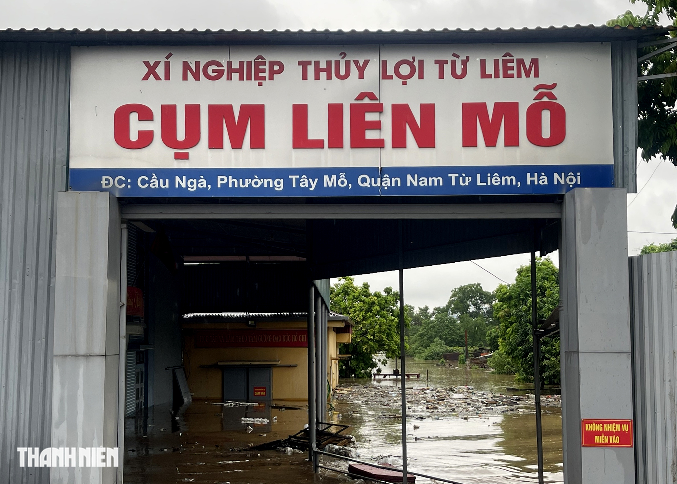 Hà Nội: QL70 vẫn ngập sâu 1m, xe kéo băng băng 'cõng' xe máy qua biển nước- Ảnh 5.
