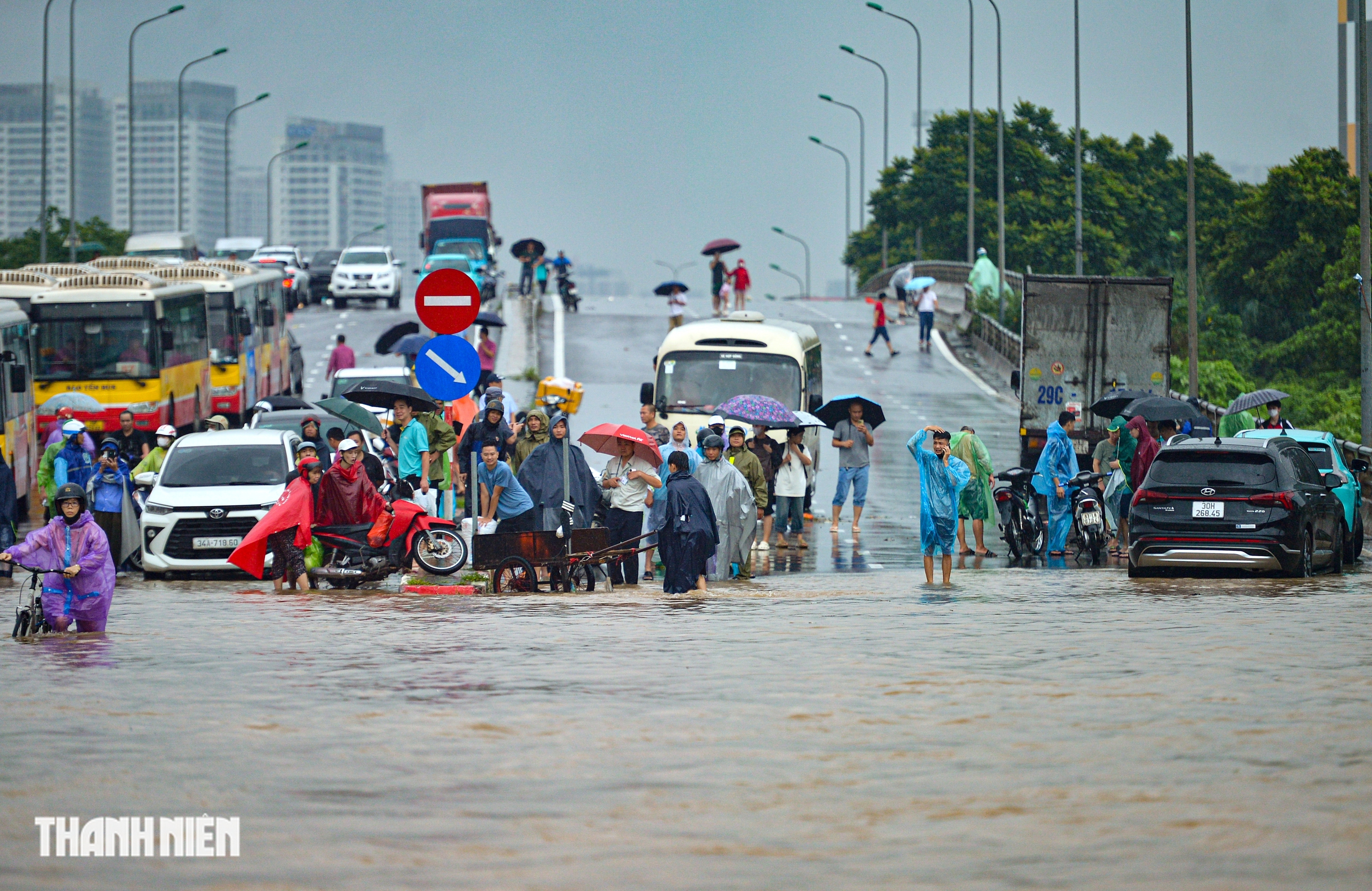 Hà Nội: QL70 vẫn ngập sâu 1m, xe kéo băng băng 'cõng' xe máy qua biển nước- Ảnh 1.